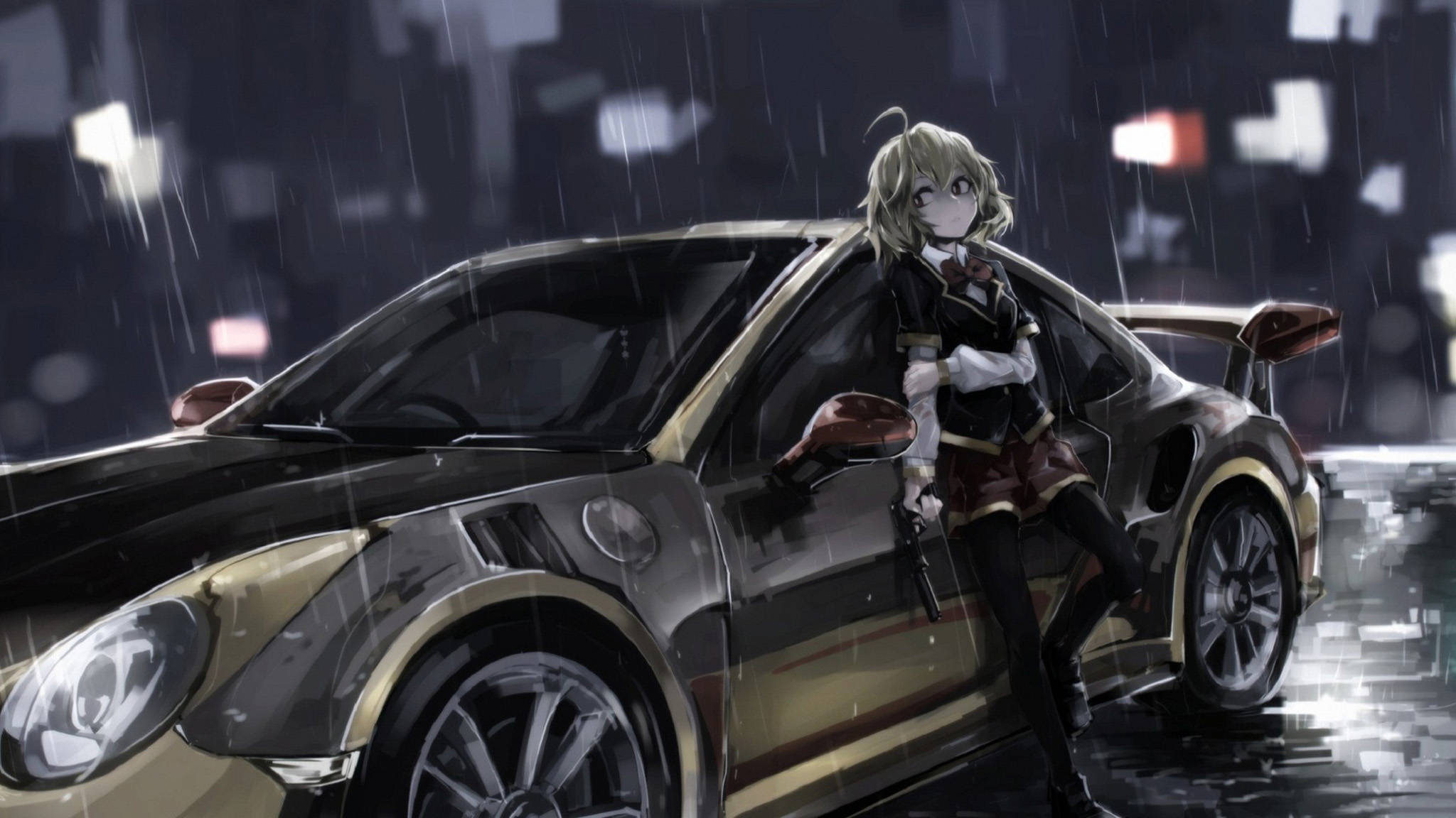 動漫車 桌布 壁紙 — 一個金髮動漫女孩在雨夜的城市燈光下靠在一輛光滑的黑金色跑車上。