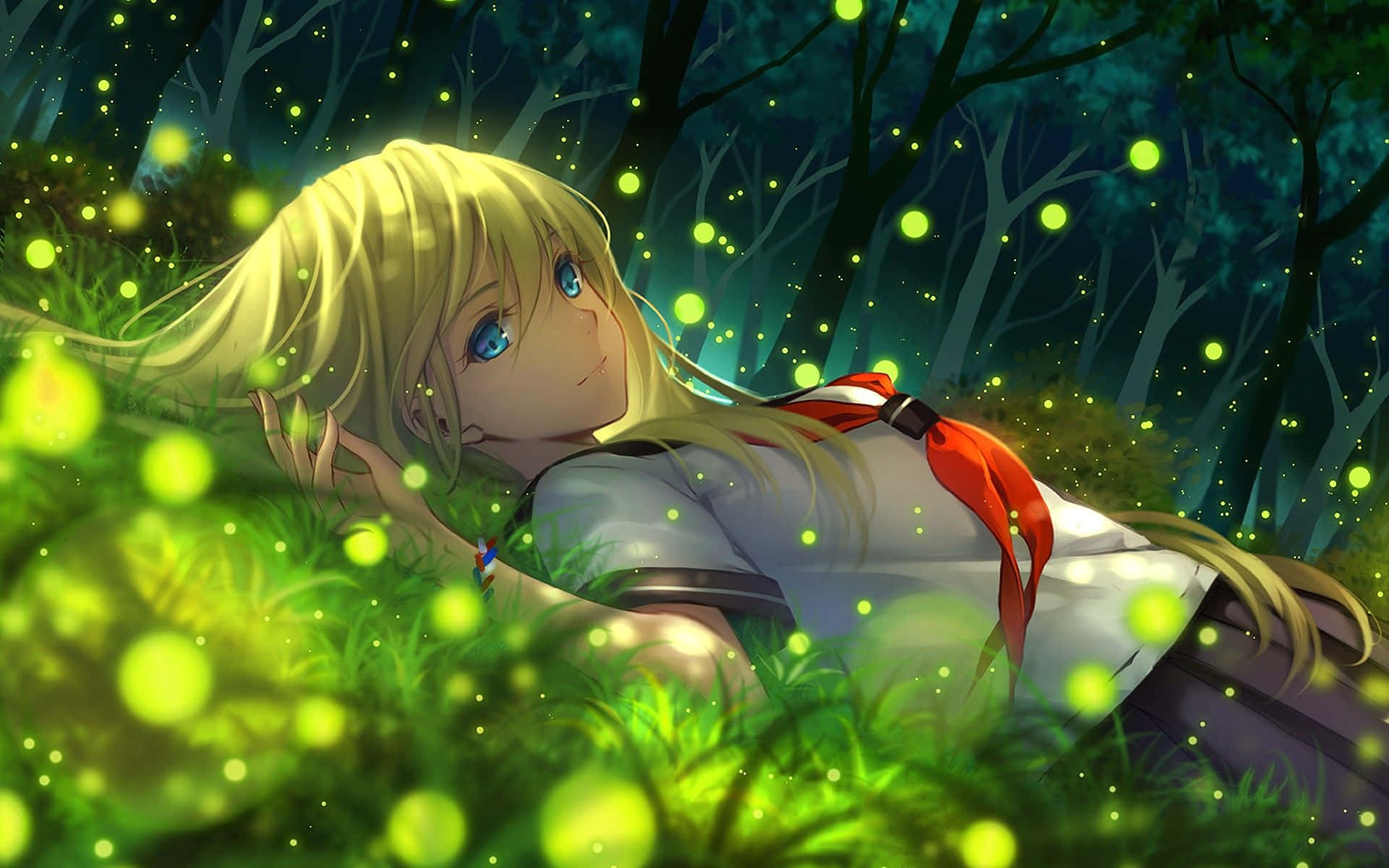 Green Anime 桌布 壁紙 — 一個金髮動漫女孩夜晚躺在發光的綠色森林中，周圍環繞著螢火蟲。