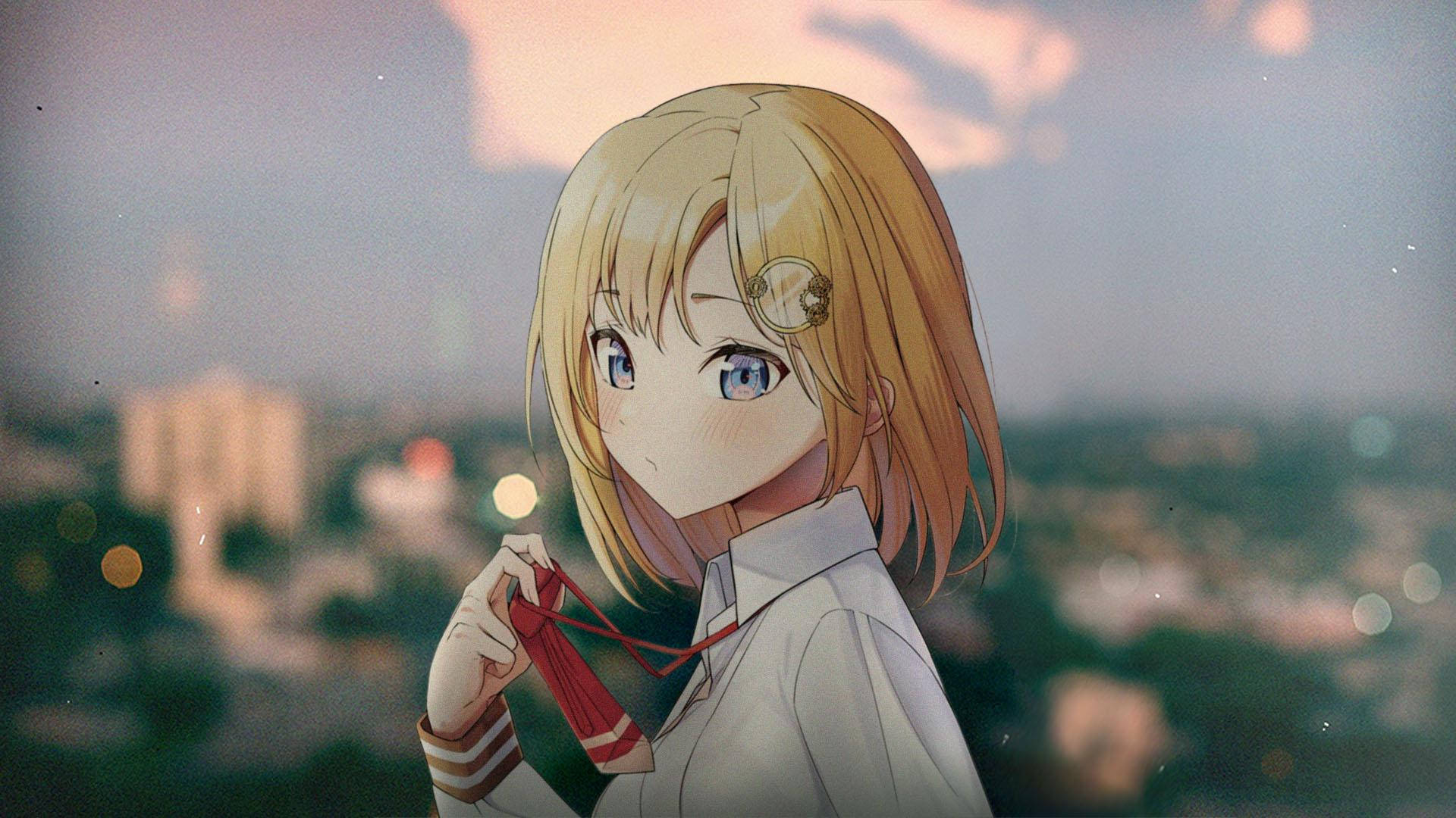 Amelia 桌布 壁紙 — 一個金髮動漫女孩穿著校服，在日落時分模糊的城市天際線前拿著她的紅色絲帶。