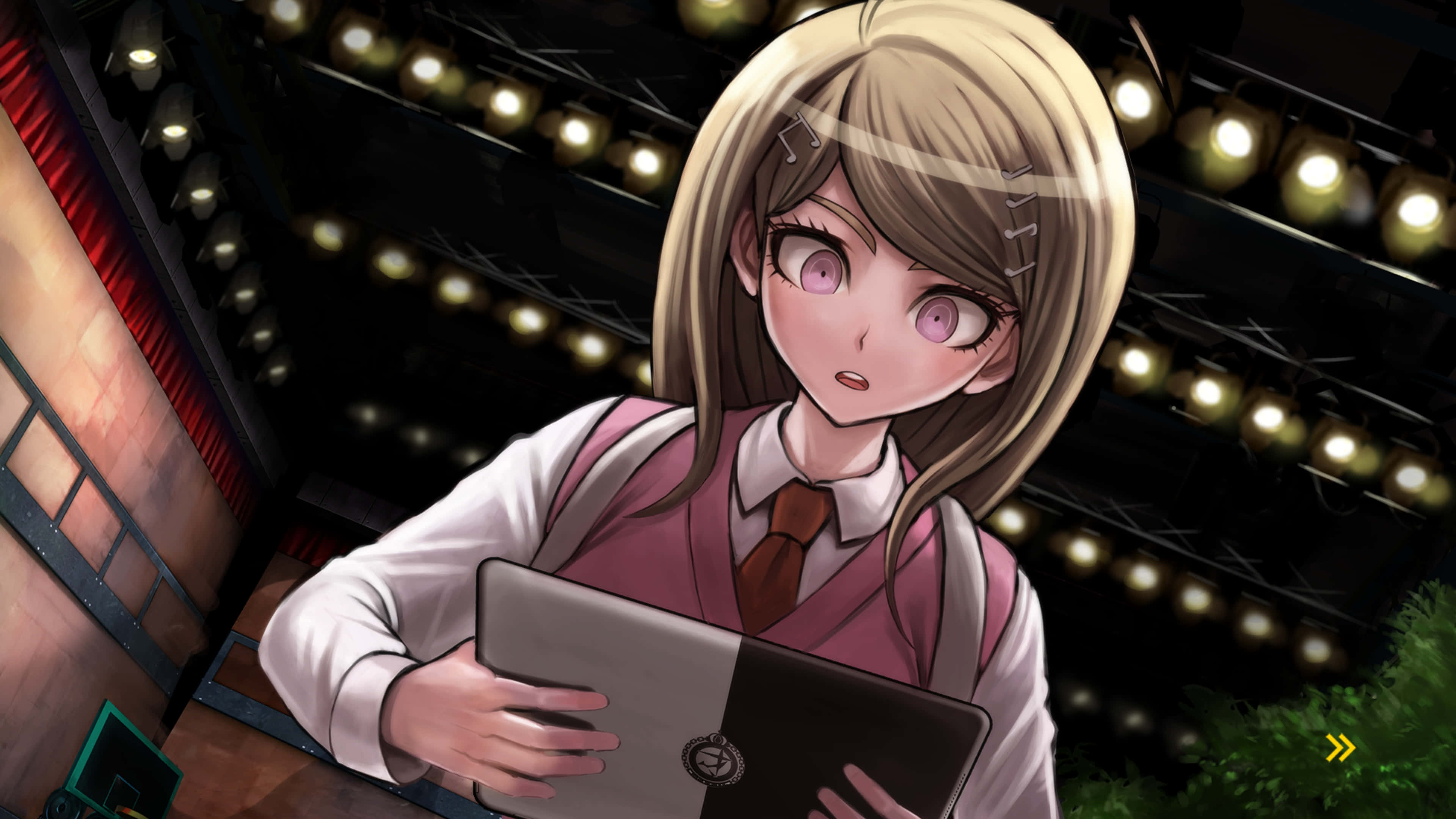 槍彈辯駁 桌布 壁紙 — 一個金髮動漫女孩穿著校服，在昏暗劇院的舞台燈光下拿著筆記型電腦。