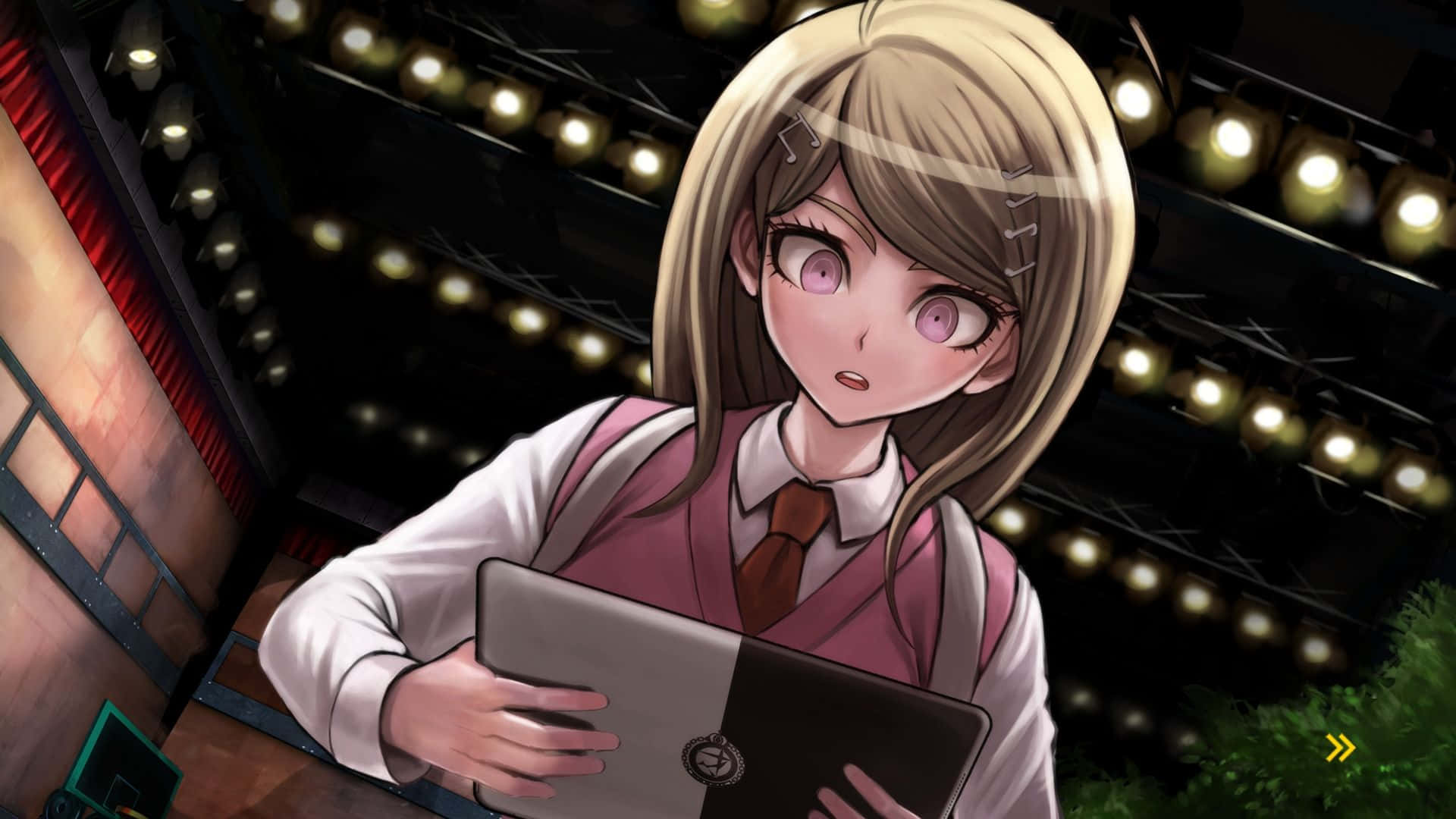 Danganronpa 桌布 壁紙 — 一個金髮動漫女孩穿著校服，在舞台燈光下拿著筆記型電腦，表情驚訝。