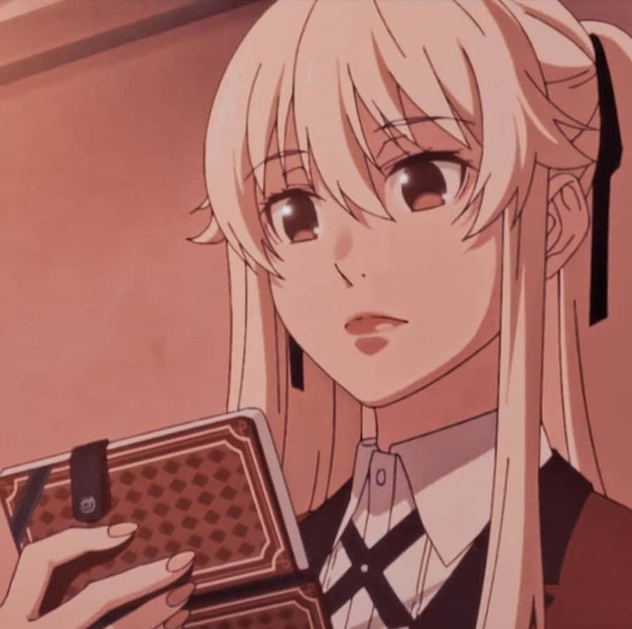Kakegurui 桌布 壁紙 — 一個金髮動漫女孩穿著校服，溫柔地凝視著手中打開的圖案書。