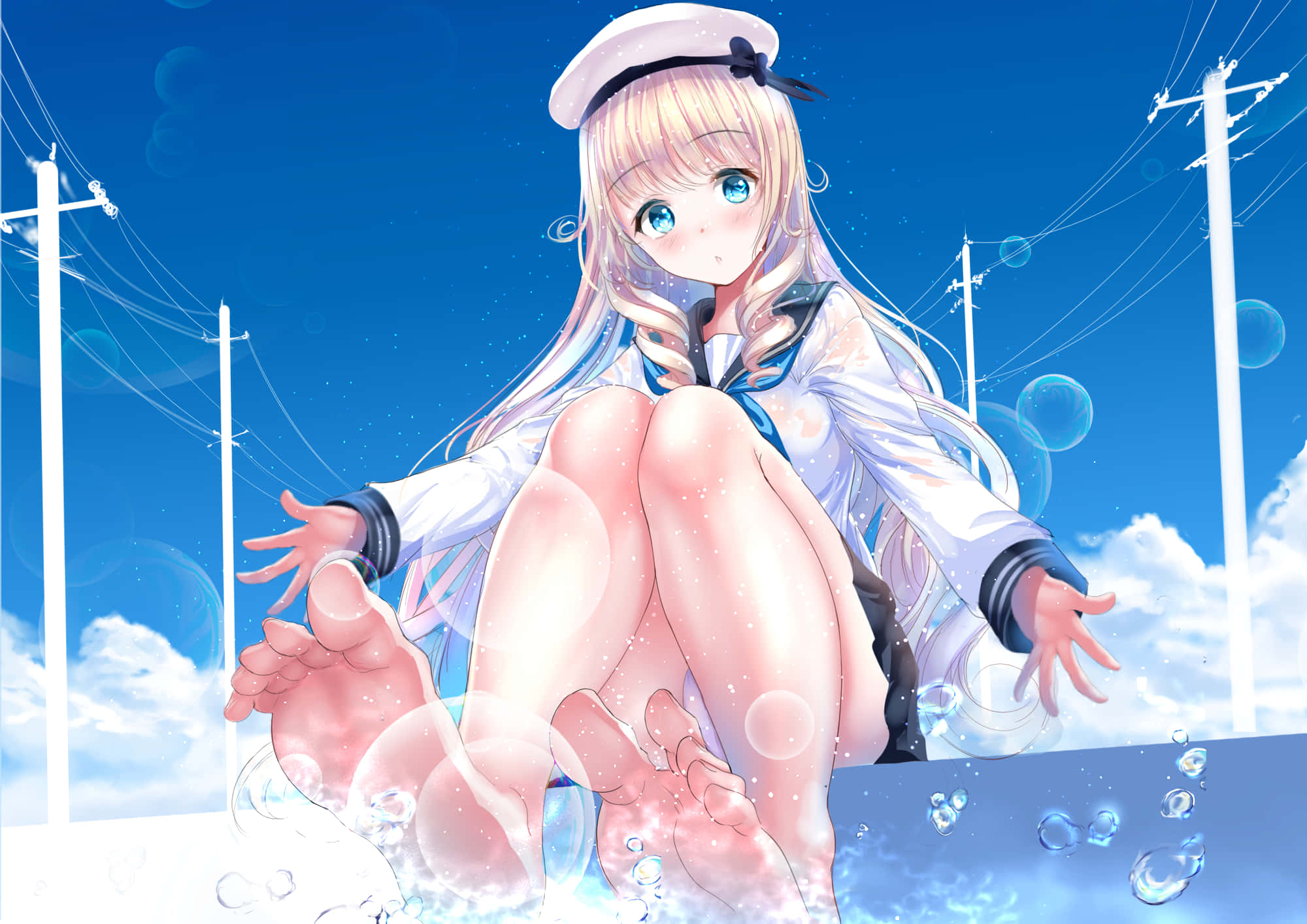 動漫女孩 桌布 壁紙 — 一個金髮動漫女孩穿著水手服，赤腳坐在水中，氣泡在她周圍漂浮，頭上是明亮的藍天。