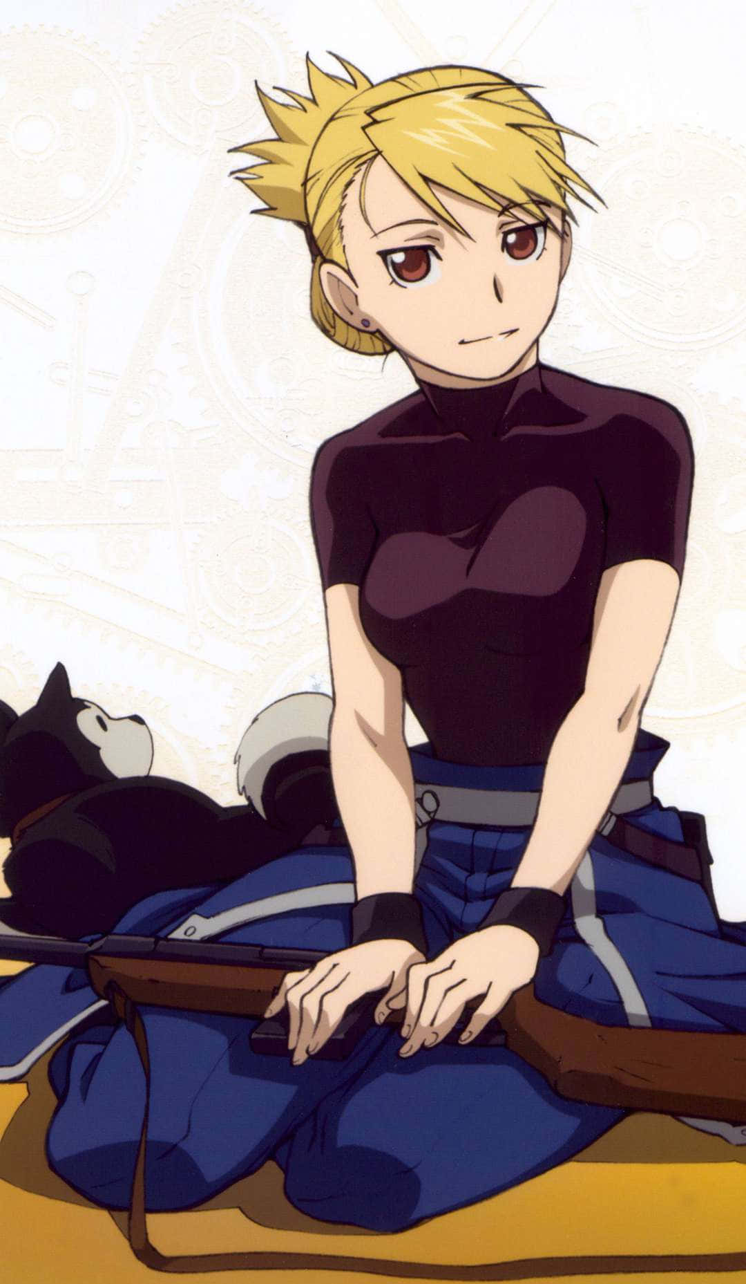Riza Hawkeye 桌布 壁紙 — 一個金髮動漫女孩穿著深色衣服盤腿而坐，手持步槍，旁邊有一隻黑貓在休息。