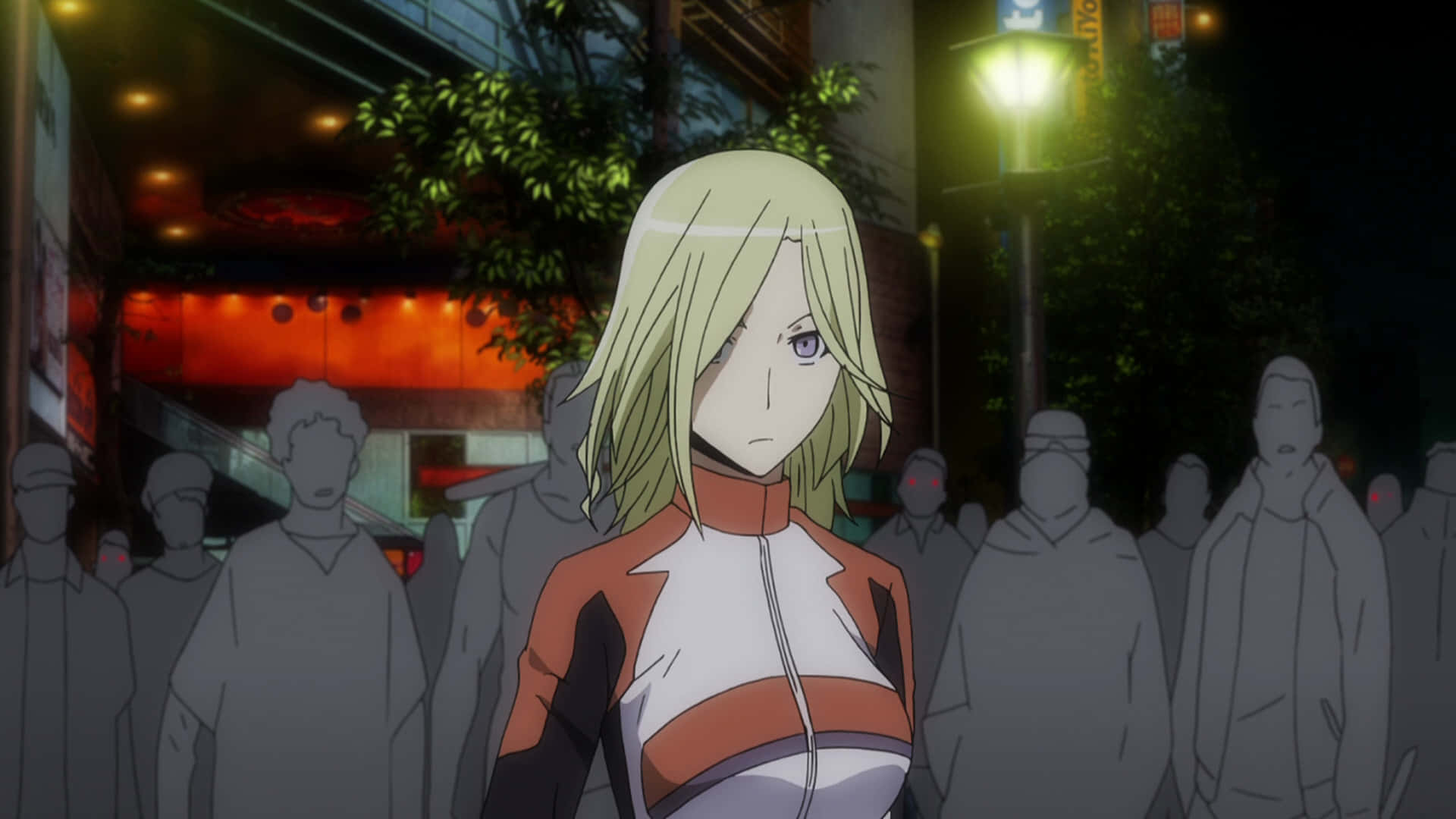 Durarara Vorona 桌布 壁紙 — 一個金髮動漫女孩穿著白色和橙色的服裝，獨自站在夜晚燈光昏暗的城市街道上，周圍是模糊的行人。