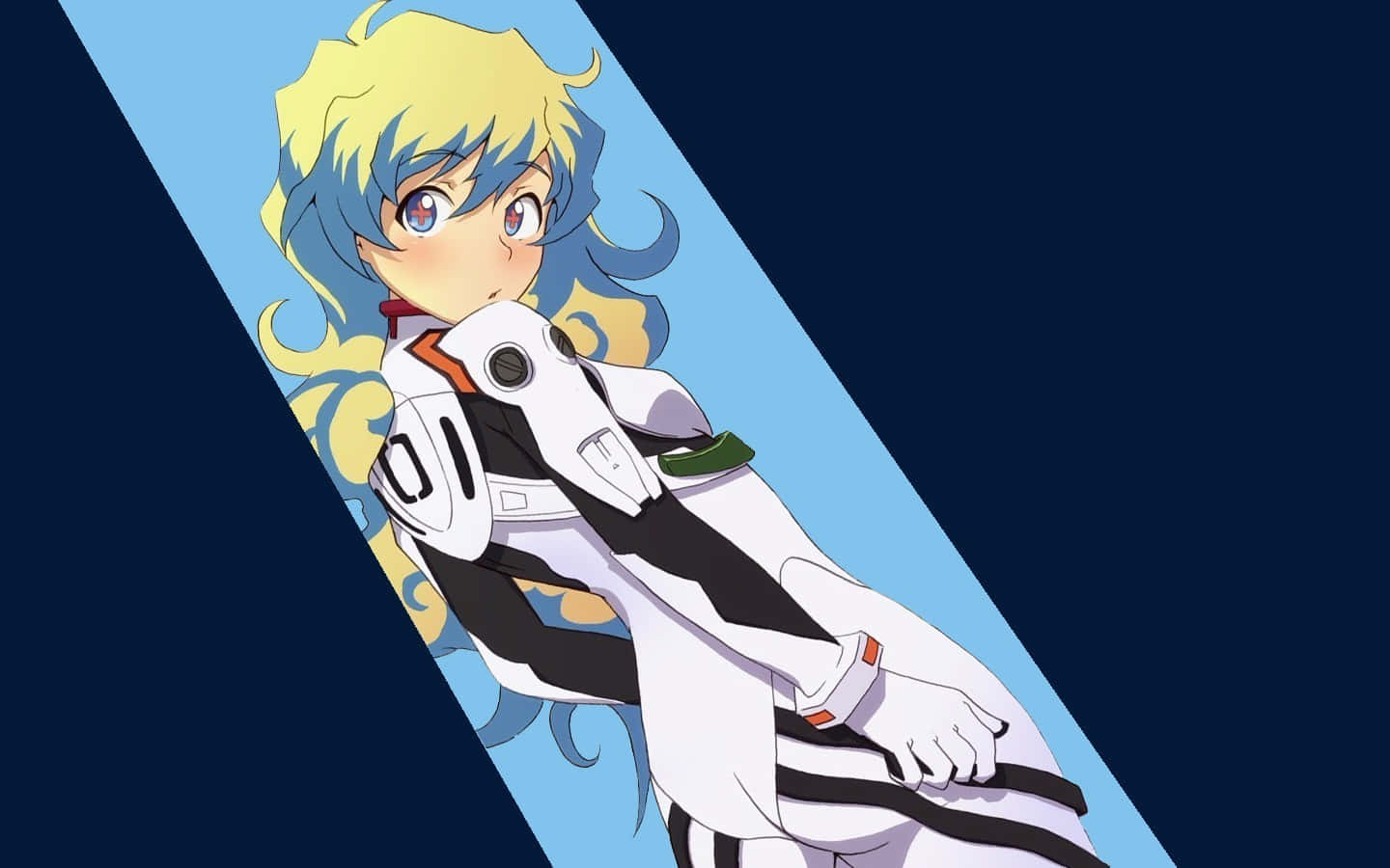 Nia Teppelin 桌布 壁紙 — 一個金髮動漫女孩穿著白色和黑色西裝，靠在深藍色背景上的藍色斜紋上。