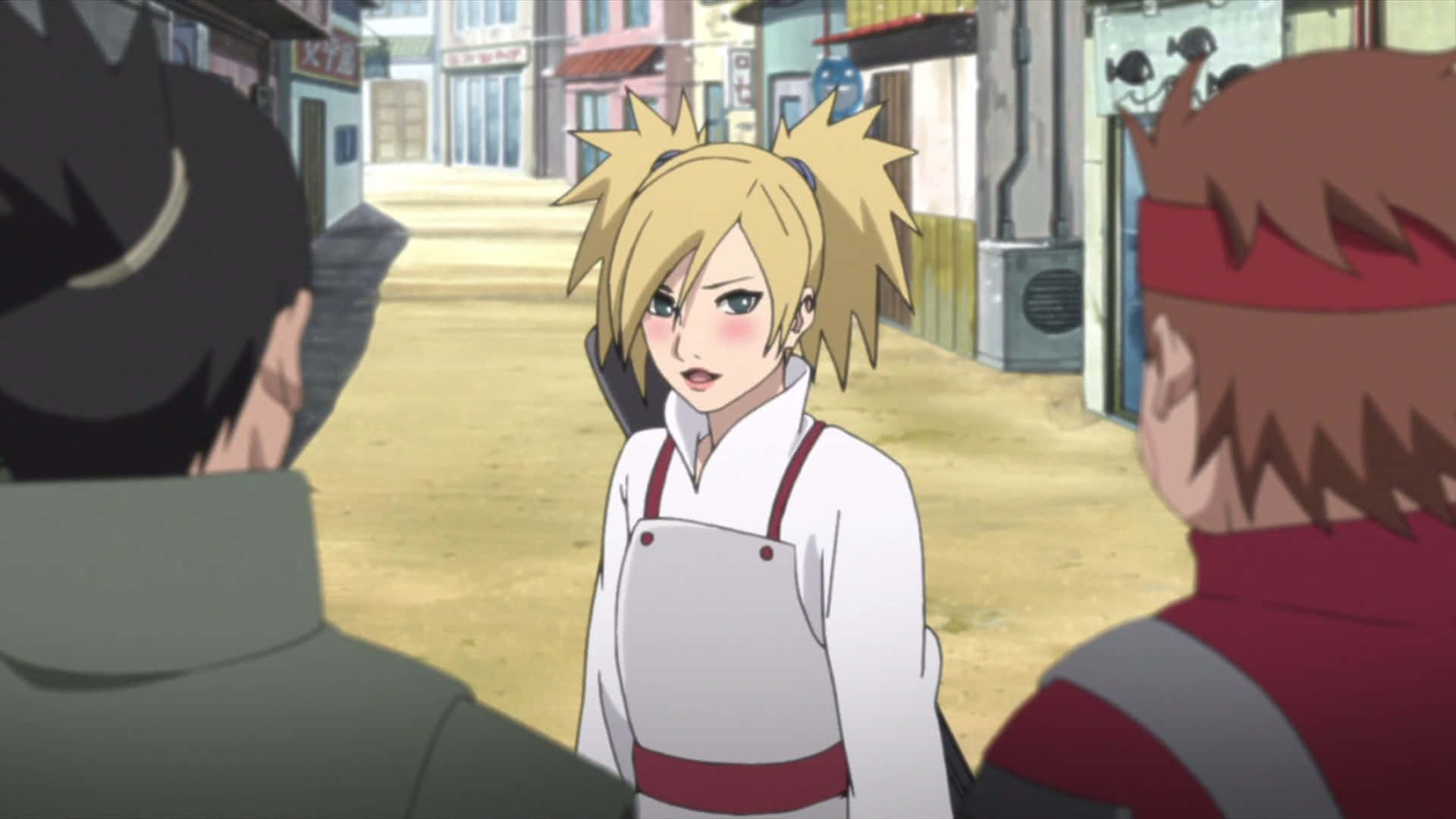 Temari 桌布 壁紙 — 一個金髮動漫女孩穿著白色圍裙，站在塵土飛揚的城鎮街道上的兩個男人之間。