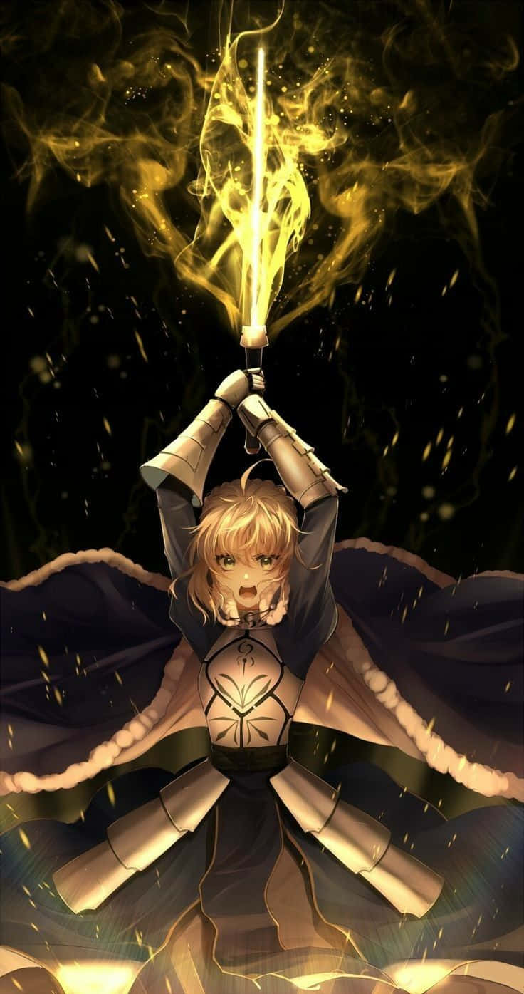 Excalibur 桌布 壁紙 — 一個金髮動漫女孩穿著盔甲，在黑暗旋轉的背景上將一把發光的金色劍高舉過頭頂。