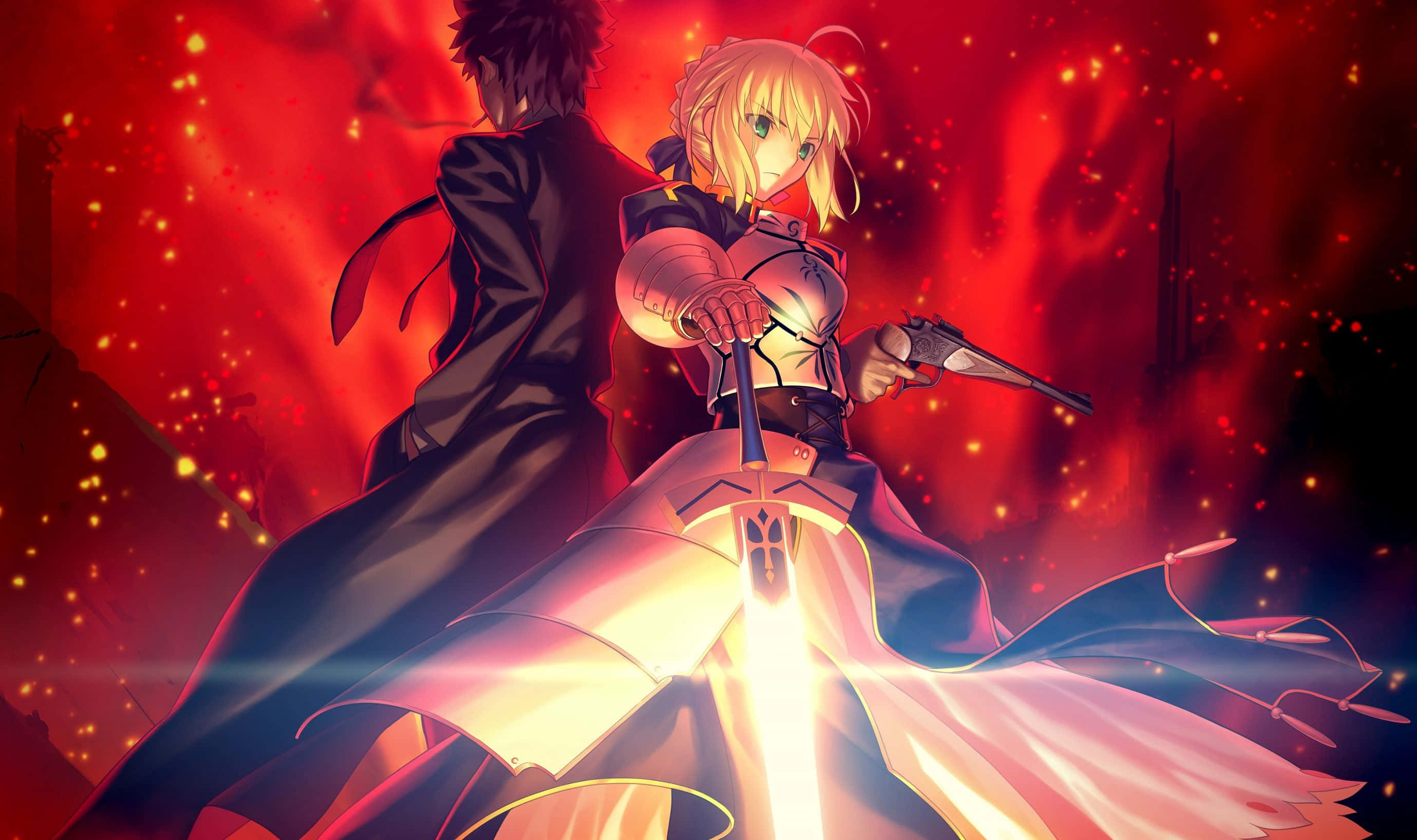 Saber Fate Stay Night 桌布 壁紙 — 一個金髮動漫女孩穿著盔甲，揮舞著發光的劍，而一個身穿黑袍的人物站在她身後，背景是火紅色的。