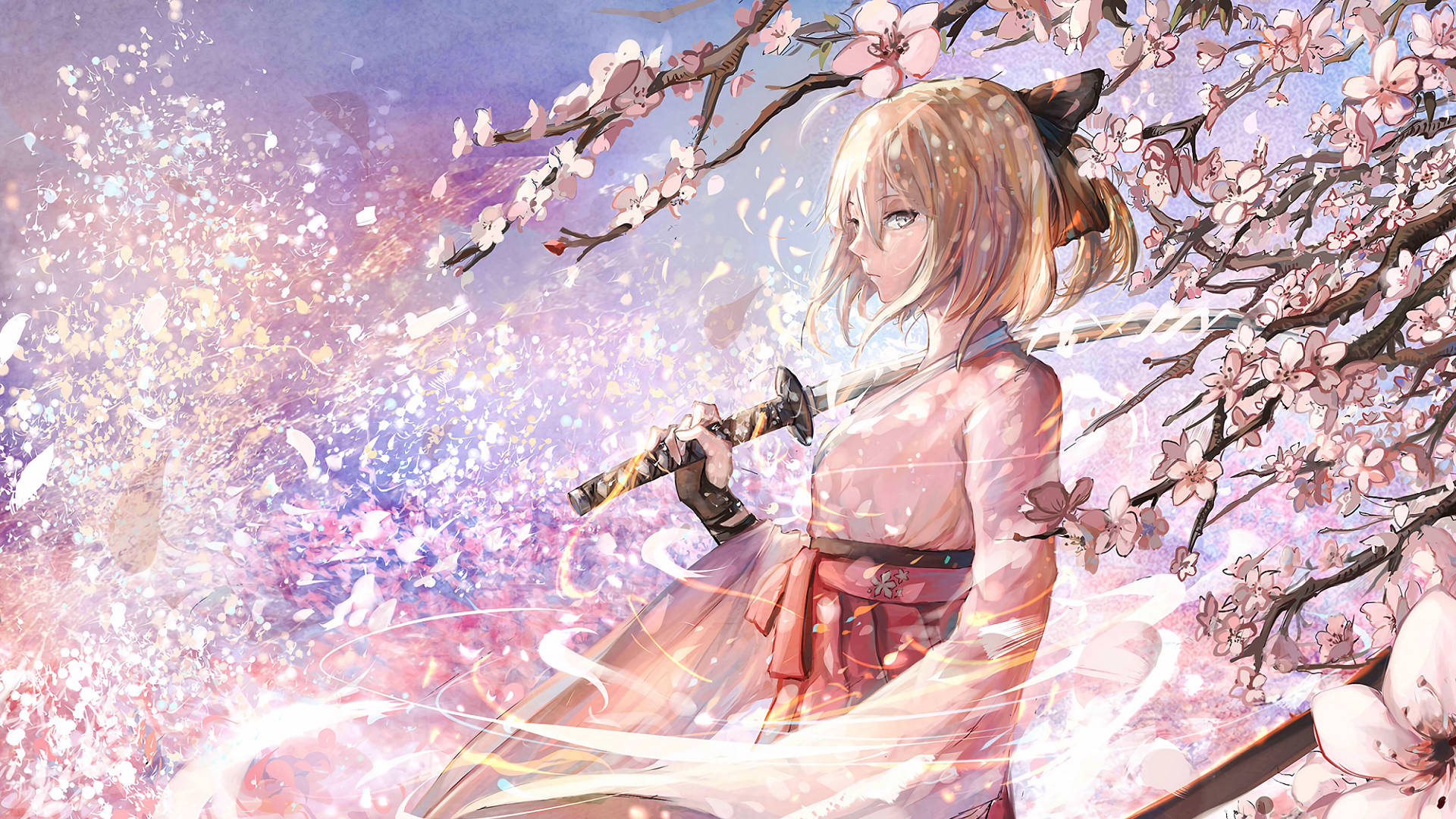 可愛動漫 桌布 壁紙 — 一個金髮動漫女孩穿著粉紅色和服，在飄落的櫻花下持劍，背景是夢幻的紫色天空。