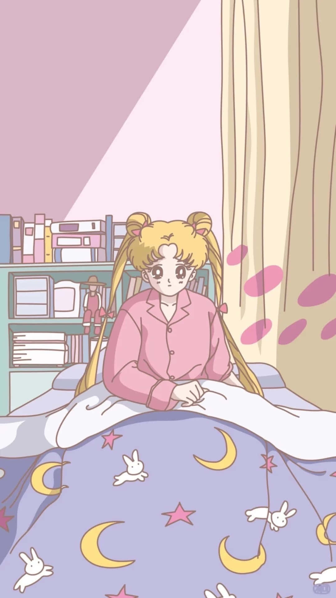 美少女戰士 桌布 壁紙 — 一個金髮動漫女孩穿著粉紅色睡衣，坐在鋪有月兔毯子的床上，在柔和的粉紅燈光下。