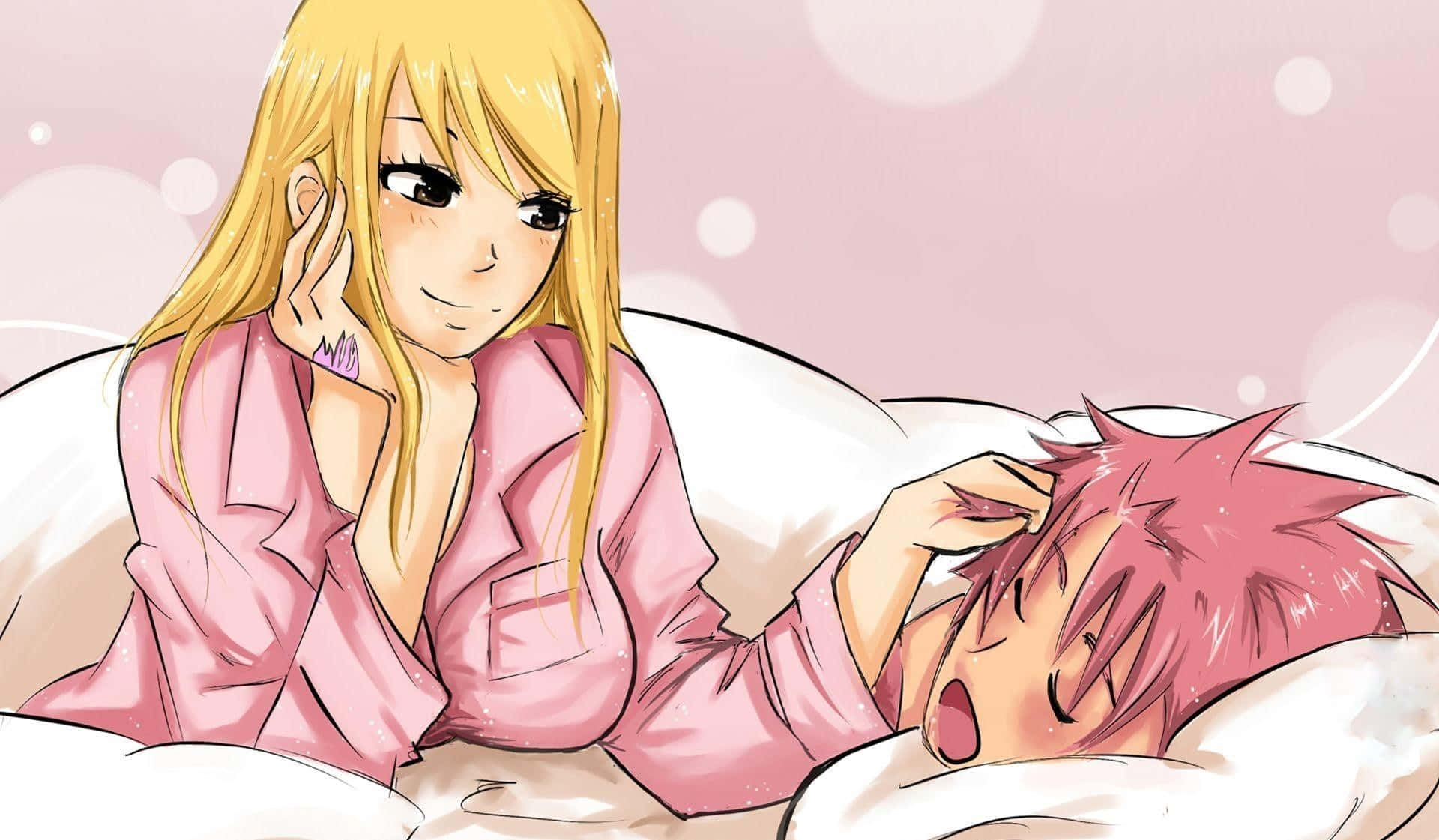lucy heartfilia 桌布 壁紙 — 一個金髮動漫女孩穿著粉紅色睡衣，在柔軟的床上輕輕撫摸一個睡著的粉紅色頭髮男孩的頭，背景有散景燈光。