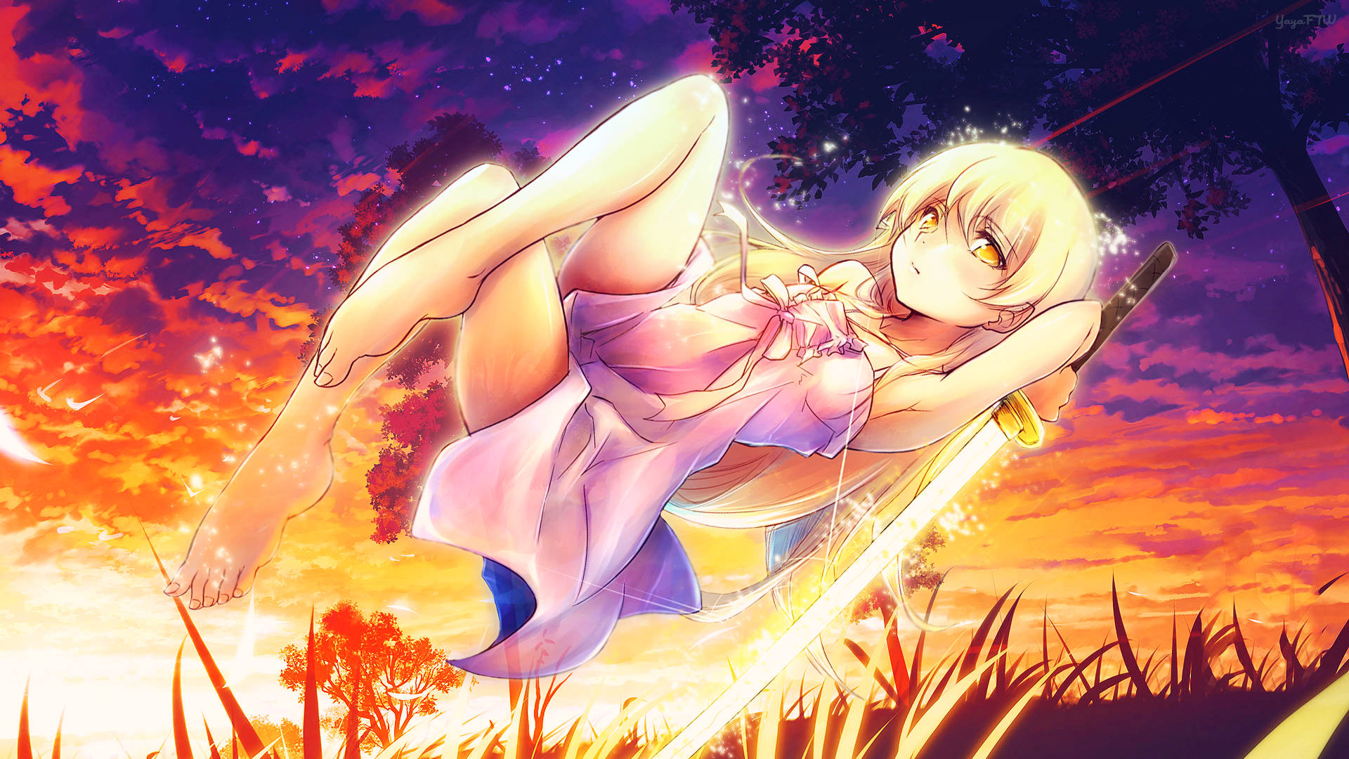 Monogatari 桌布 壁紙 — 一個金髮動漫女孩穿著粉紅色連衣裙，手持發光劍漂浮在半空中，背景是熾熱的日落天空和樹木。