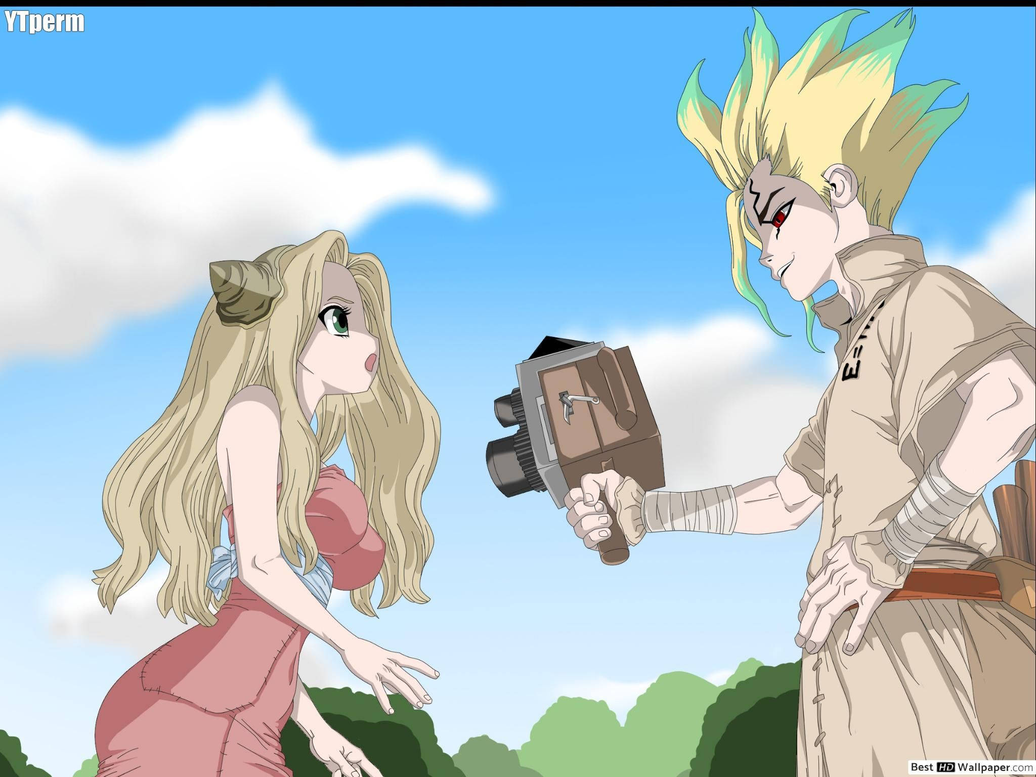 Dr Stone 桌布 壁紙 — 一個金髮動漫女孩穿著粉紅色連衣裙，在藍天下，一個刺蝟頭的動漫男孩拿著相機對著她，她看起來很驚訝。
