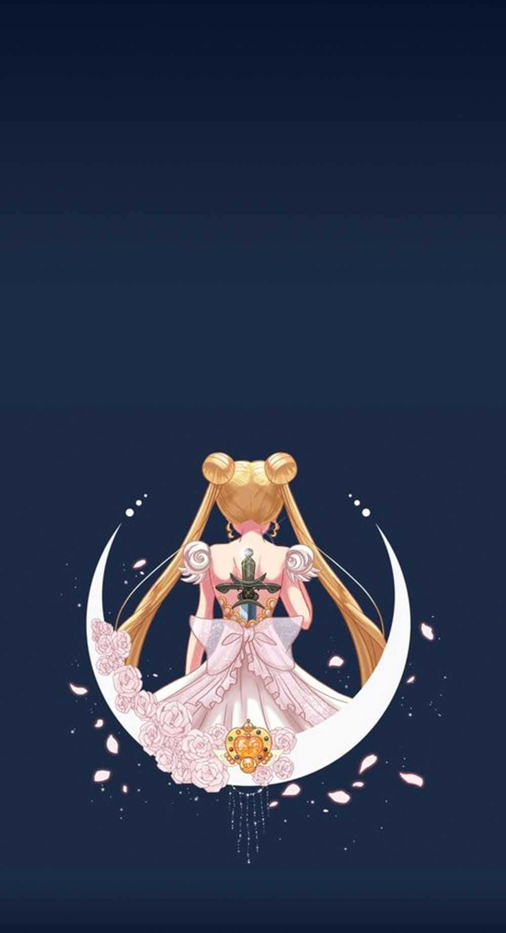 美少女戰士 桌布 壁紙 — 一個金髮動漫女孩穿著粉紅色連衣裙站在新月上，周圍環繞著飄落的花瓣，背景是深藍色的夜空。