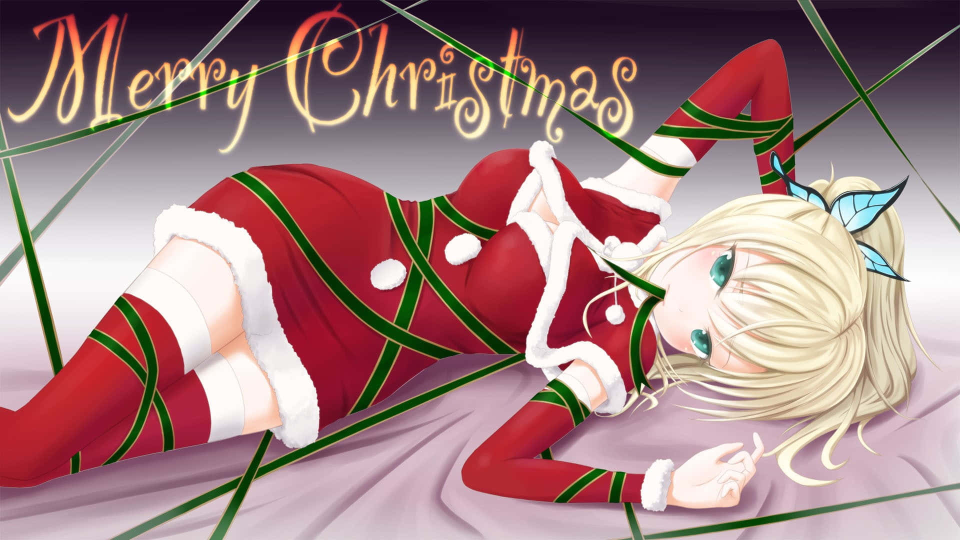 Anime Christmas 桌布 壁紙 — 一個金髮動漫女孩穿著紅綠色聖誕老人服裝躺在床上，上方有'Merry Christmas'文字。