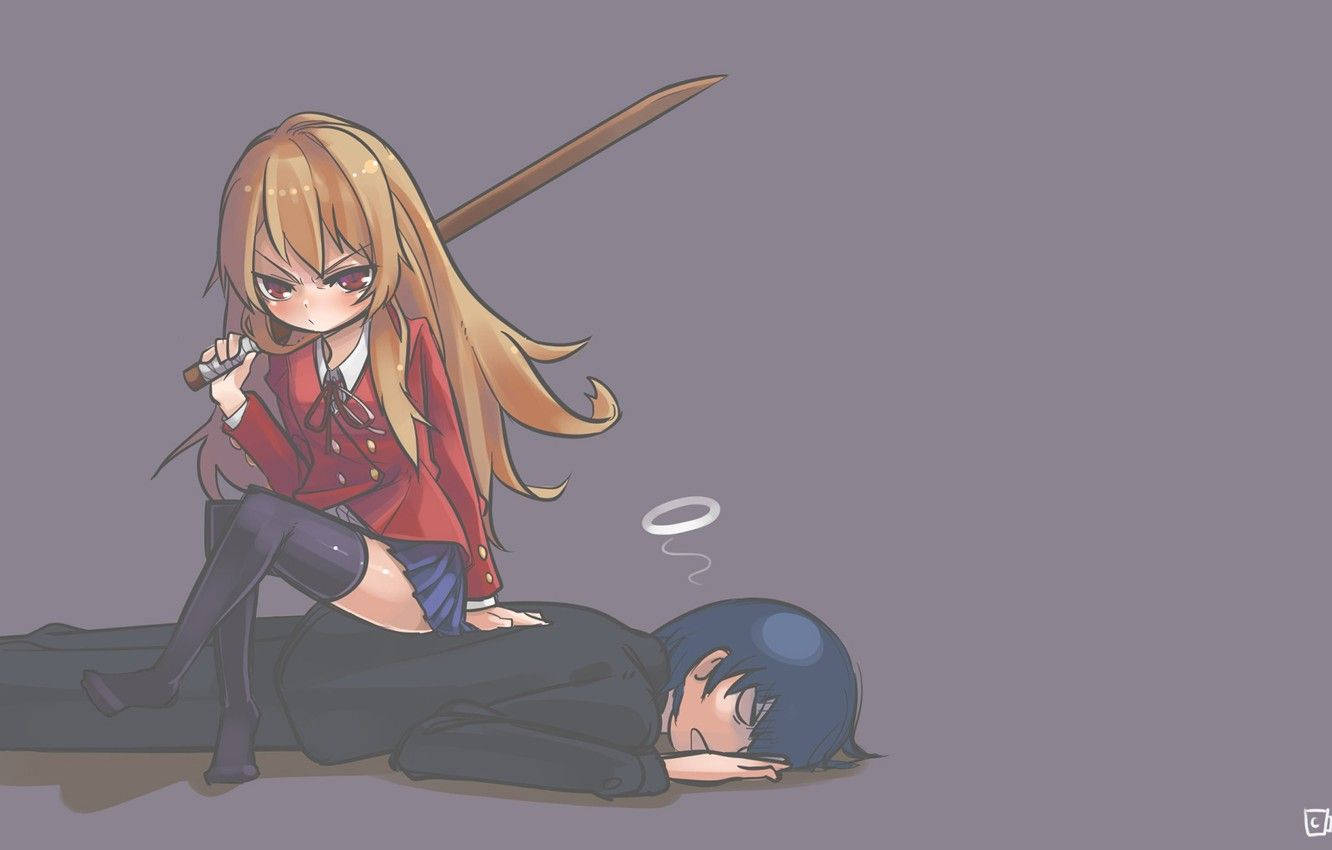 Toradora 桌布 壁紙 — 一個金髮動漫女孩穿著紅色校服，坐在一個倒下的藍髮男孩身上，男孩拿著劍，背景是純灰色。