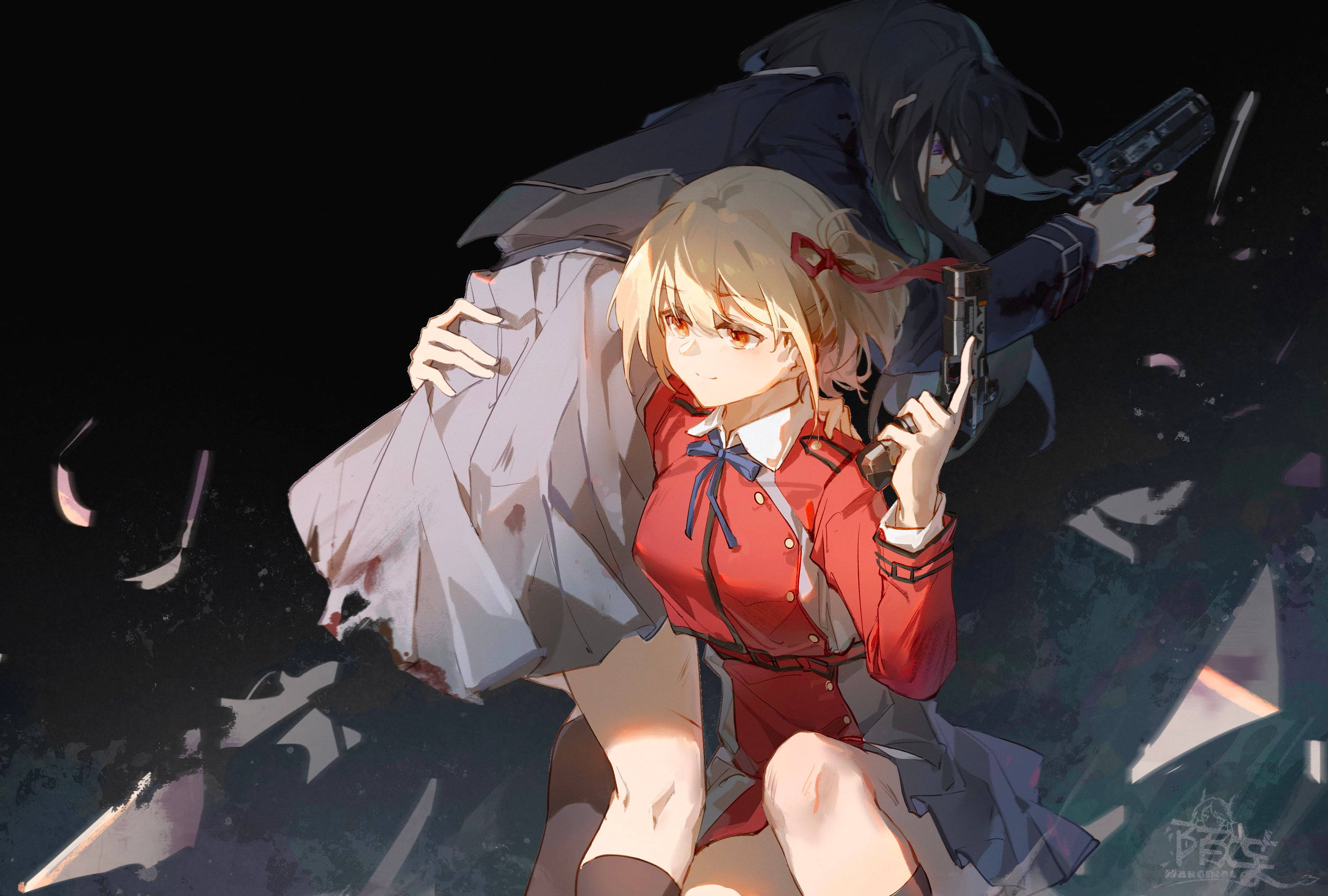 Anime Pc 桌布 壁紙 — 一個金髮動漫女孩穿著紅色校服，手持手槍，而她身後的黑髮人物在碎玻璃中瞄準另一把槍。