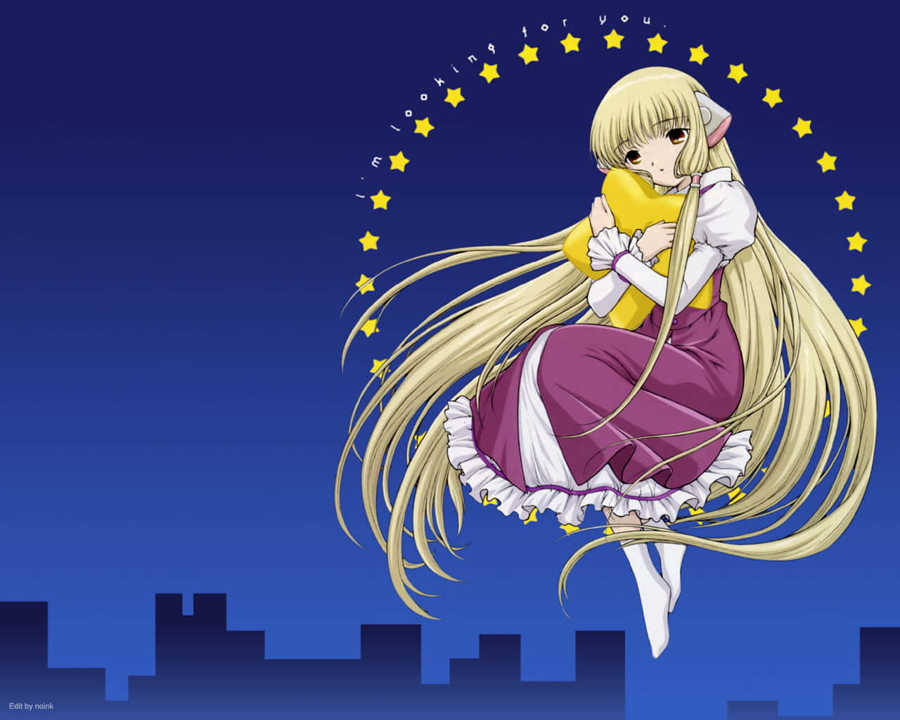 Chobits 桌布 壁紙 — 一個金髮動漫女孩穿著紫色連衣裙，漂浮在城市天際線上方，手持一個黃色枕頭，周圍環繞著閃爍的星星。