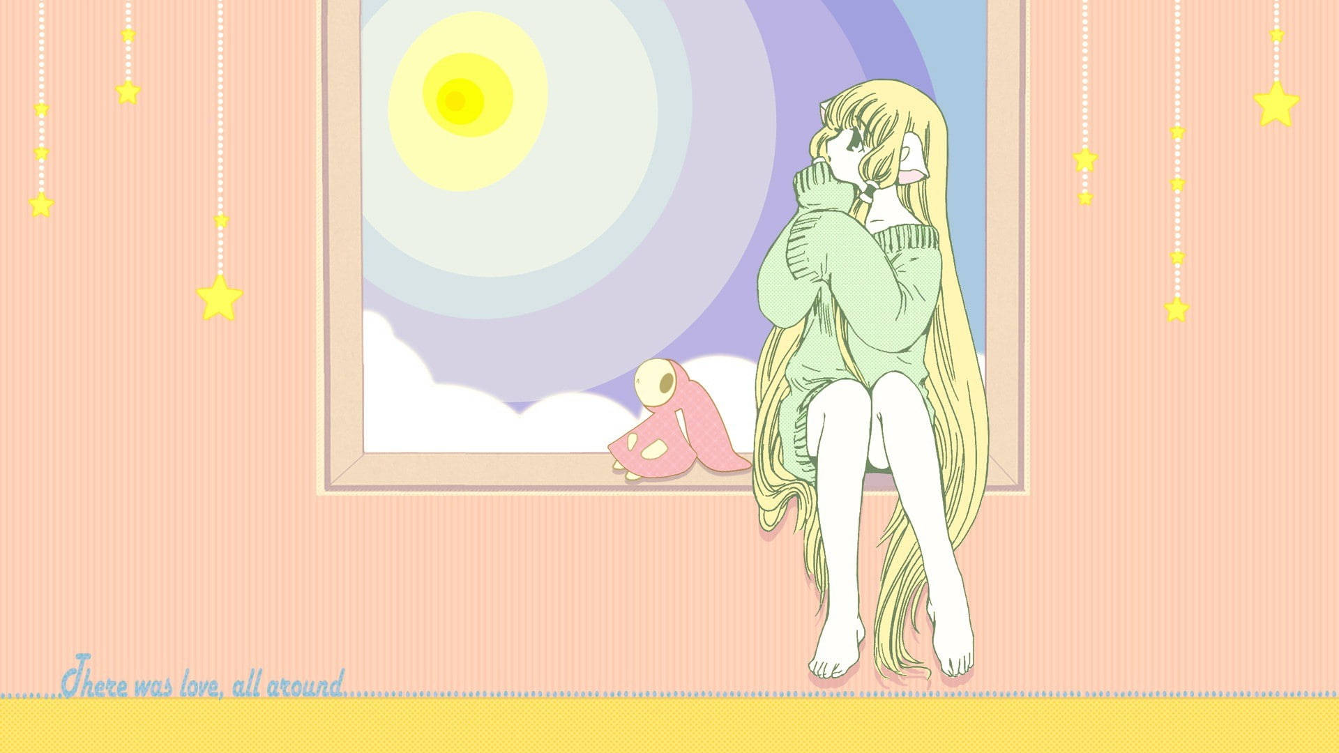 Chobits 桌布 壁紙 — 一個金髮動漫女孩穿著綠色毛衣坐在窗邊，凝視著風格化的太陽和雲朵，掛著星星，旁邊有一個粉紅色毛絨玩具。