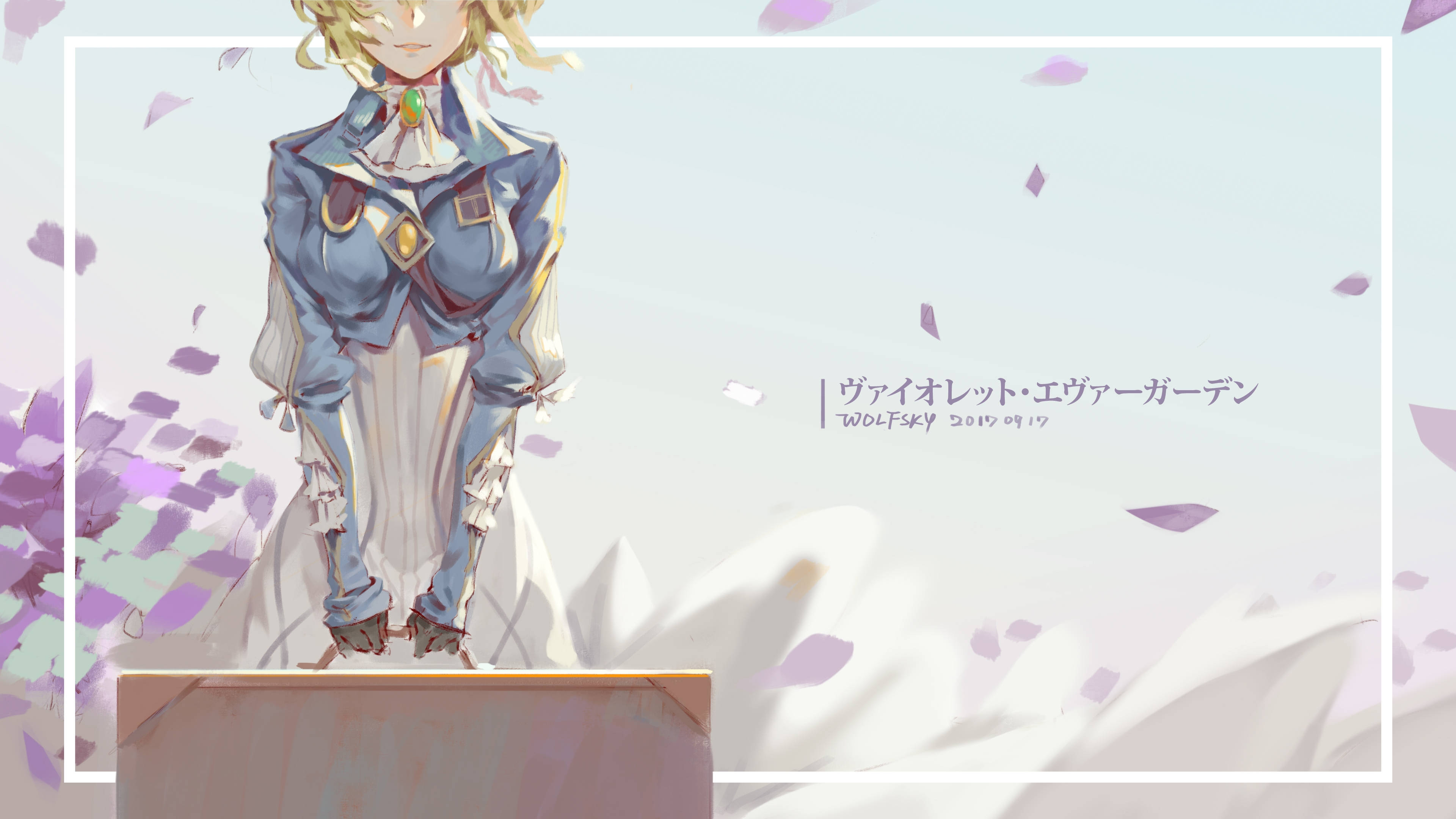 紫羅蘭永恆花園 桌布 壁紙 — 一個金髮動漫女孩穿著藍白相間的服裝，站在柔和的粉彩背景中，周圍飄落著紫色的花瓣。