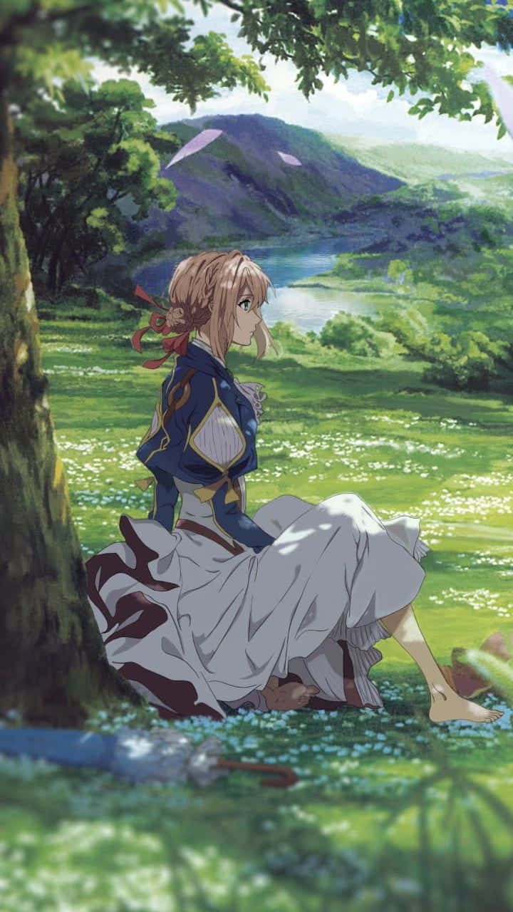 Chill Anime Phone 桌布 壁紙 — 一個金髮動漫女孩穿著藍白連衣裙，赤腳坐在陽光明媚的草地上的一棵樹下，遠處有河流和山脈。