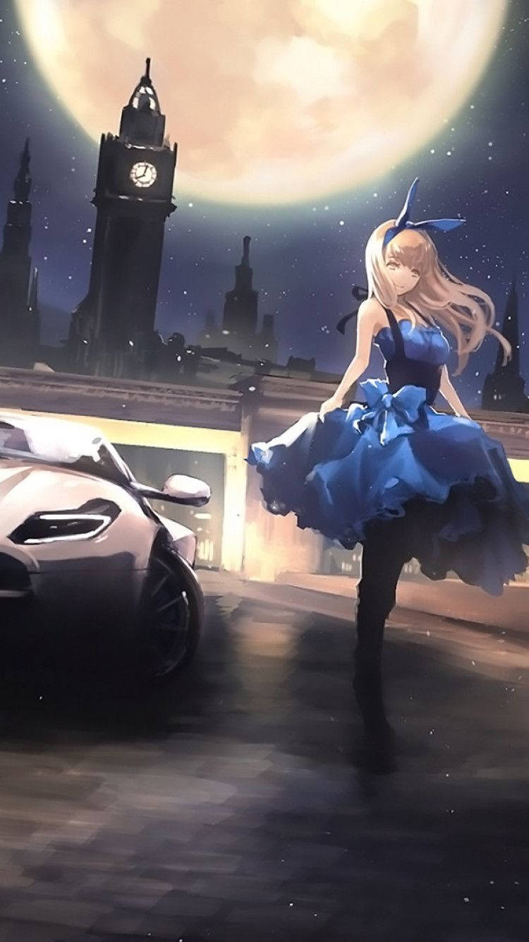 月光 桌布 壁紙 — 一個金髮動漫女孩穿著藍色連衣裙，站在一輛跑車旁邊，背景是巨大的月亮和鐘樓。