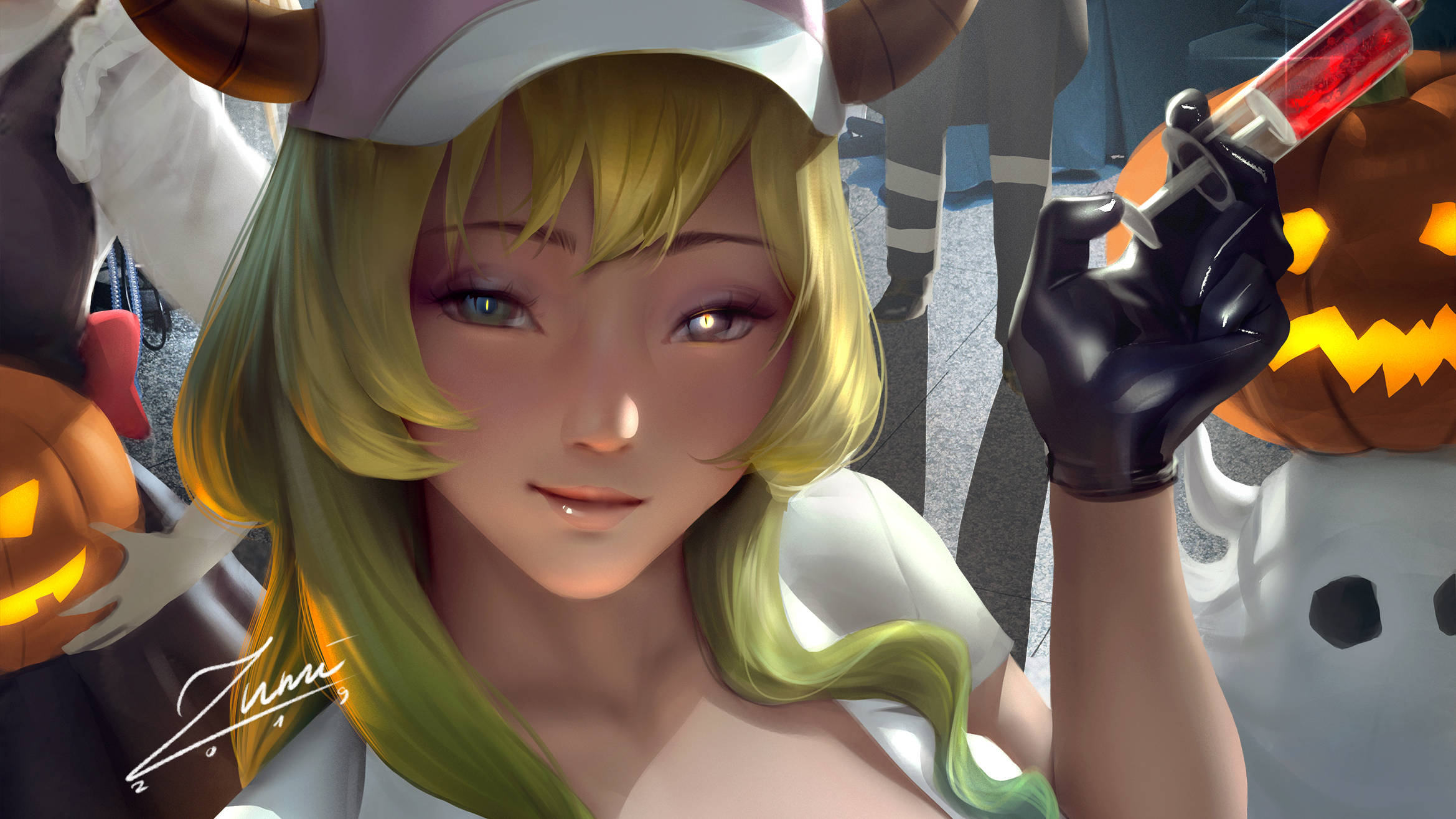 Lucoa 桌布 壁紙 — 一個金髮動漫女孩穿著護士服，在萬聖節場景中拿著注射器靠近發光的南瓜燈。