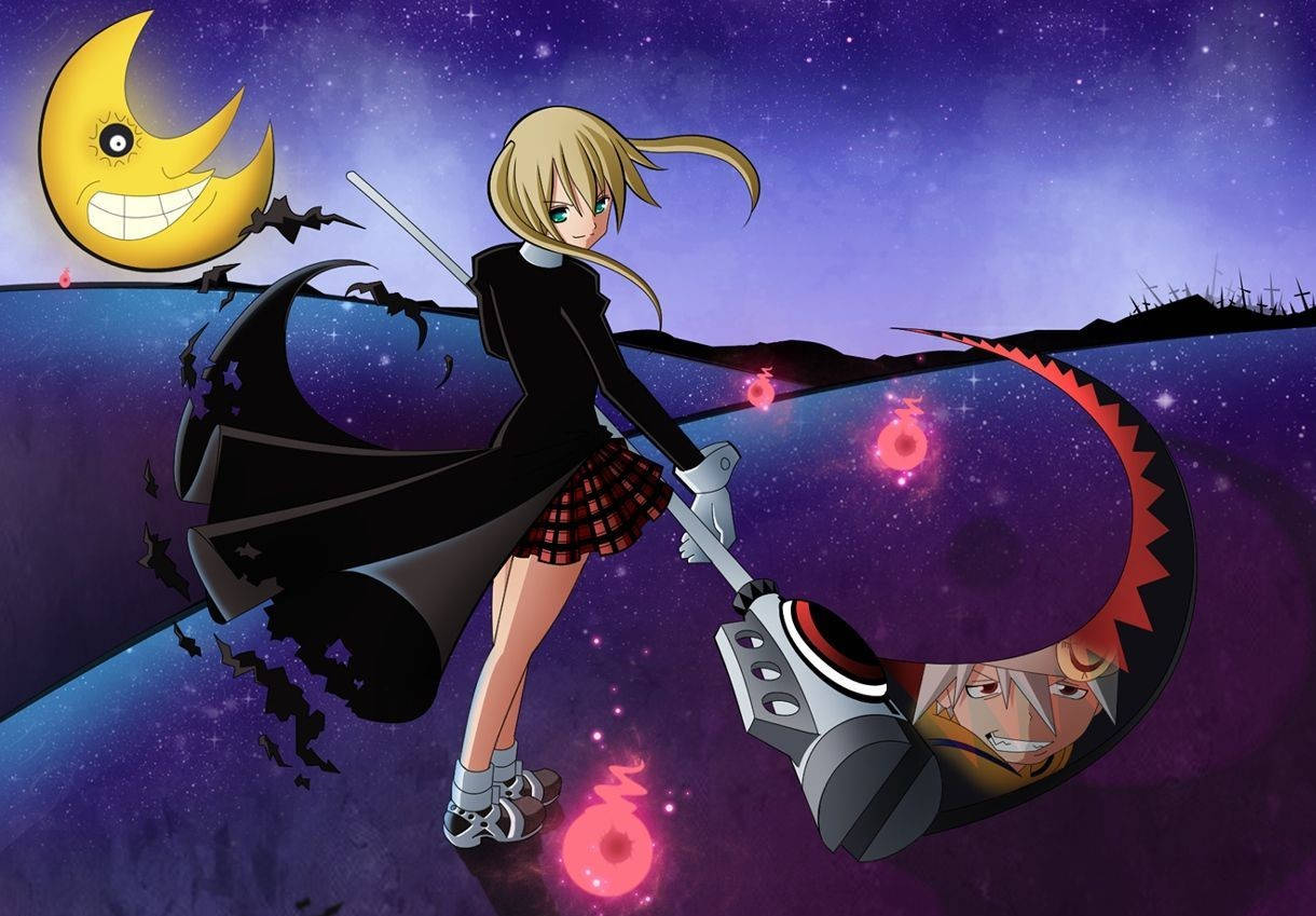 soul eater moon 桌布 壁紙 — 一個金髮動漫女孩穿著黑色外套，在微笑的彎月下，在繁星點點的紫色天空中揮舞著發光的武器。