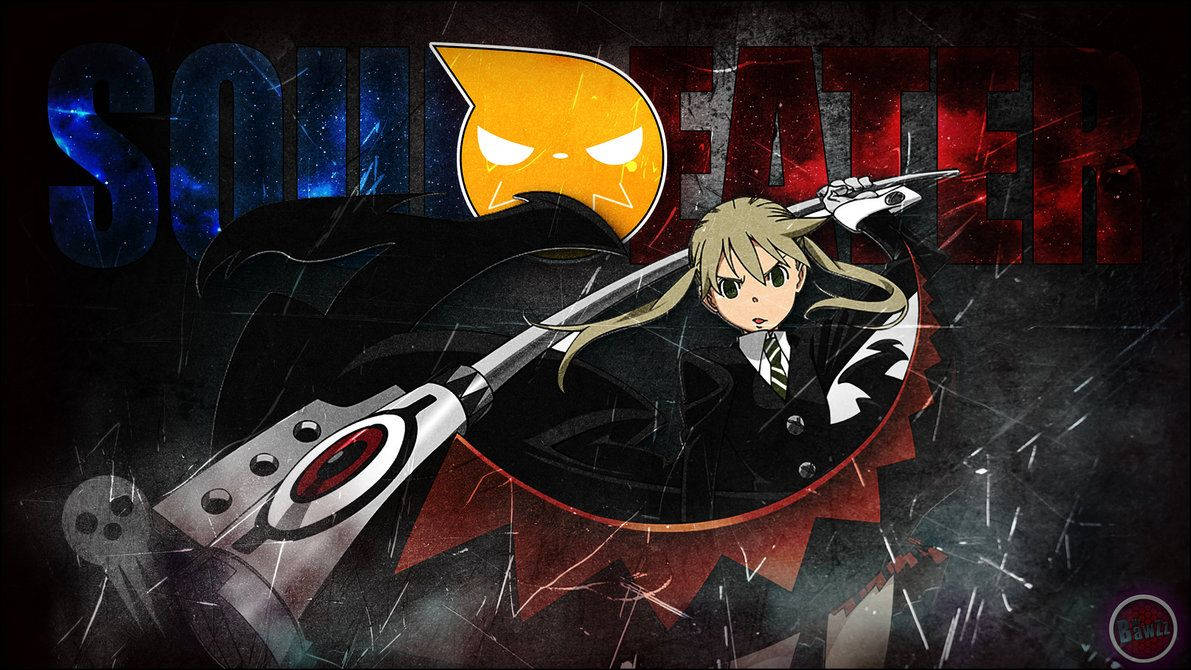 Soul Eater 桌布 壁紙 — 一個金髮動漫女孩穿著黑色校服，在黑暗粗糙的背景中揮舞著一把大鐮刀，背景有Soul Eater標誌。