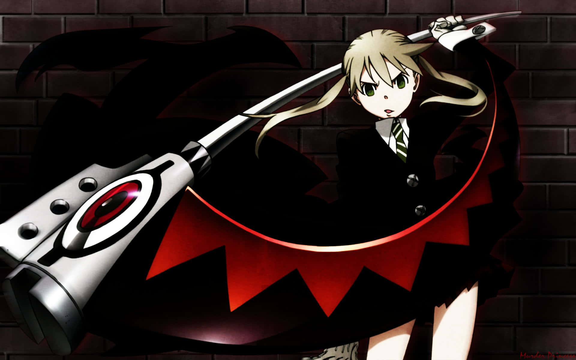 maka albarn 桌布 壁紙 — 一個金髮動漫女孩穿著黑色校服，揮舞著一把帶有紅色眼睛的巨大銀色武器，背景是深色磚牆。
