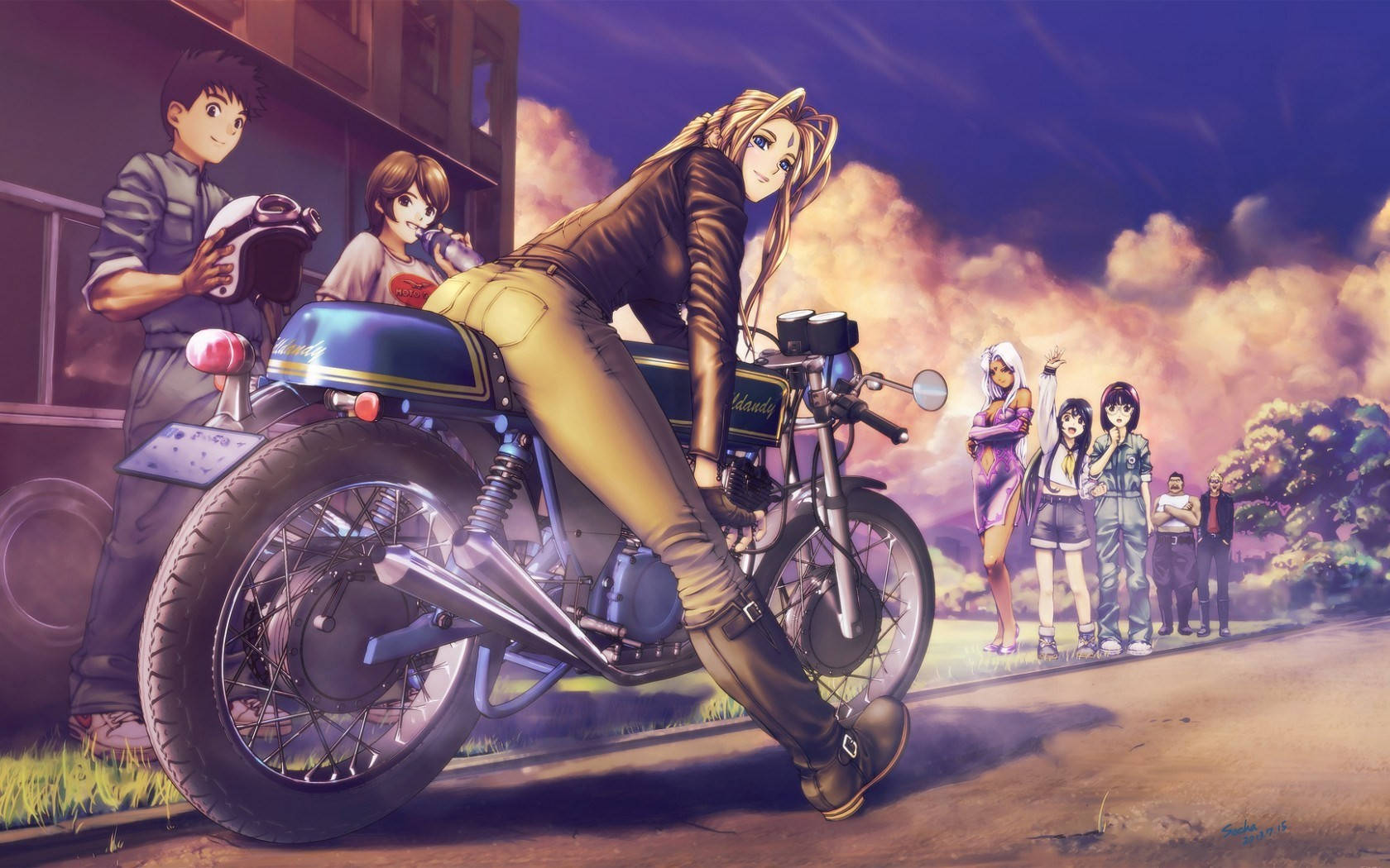 bike riding 桌布 壁紙 — 一個金髮動漫女孩自信地靠在一輛藍色機車上，朋友們在路邊觀看，背景是戲劇性的日落天空。