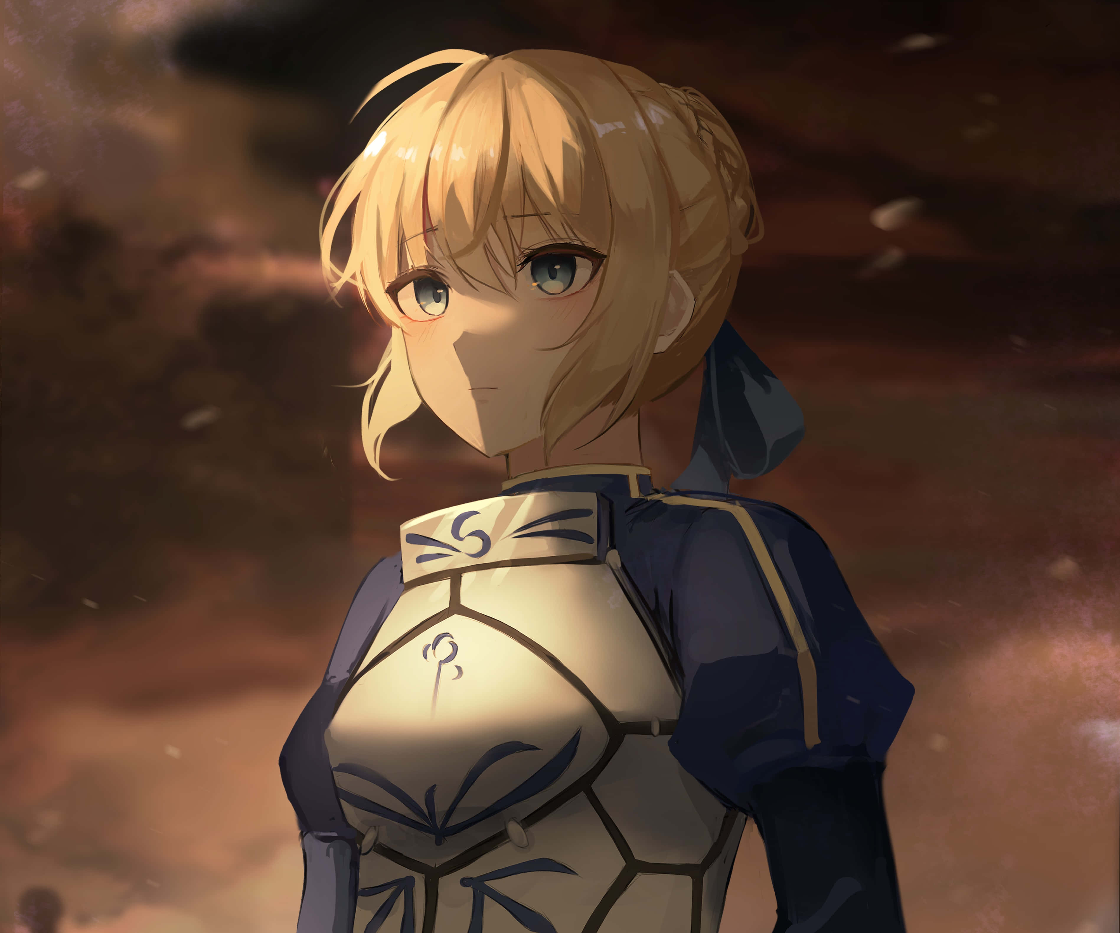 Saber Fate Stay Night 桌布 壁紙 — 一個金髮動漫女孩身穿華麗盔甲，在溫暖發光的天空下，伴隨著漂浮的粒子，溫柔地凝視著。
