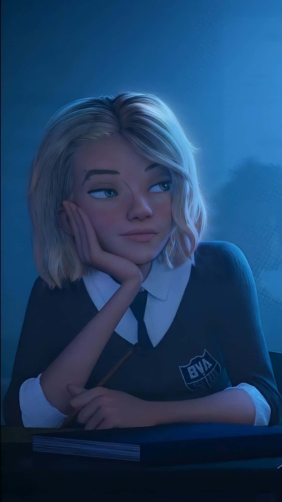 Gwen Stacy 桌布 壁紙 — 一個金髮動漫女學生在冷藍燈光下，在書桌上托腮。