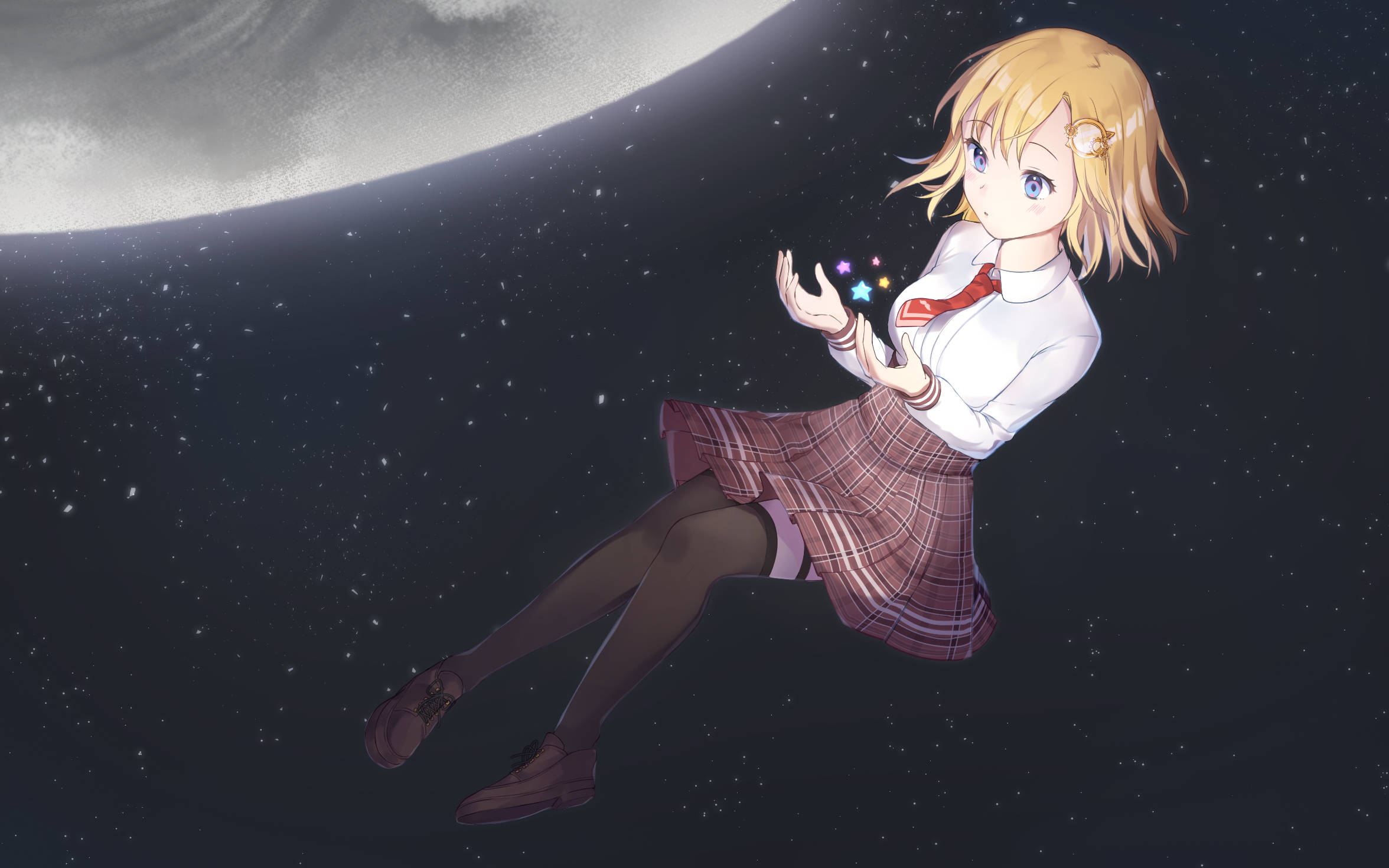 Amelia 桌布 壁紙 — 一個金髮動漫女學生穿著校服，在滿天星斗的太空漂浮，在巨大月亮下捧著發光的星星。