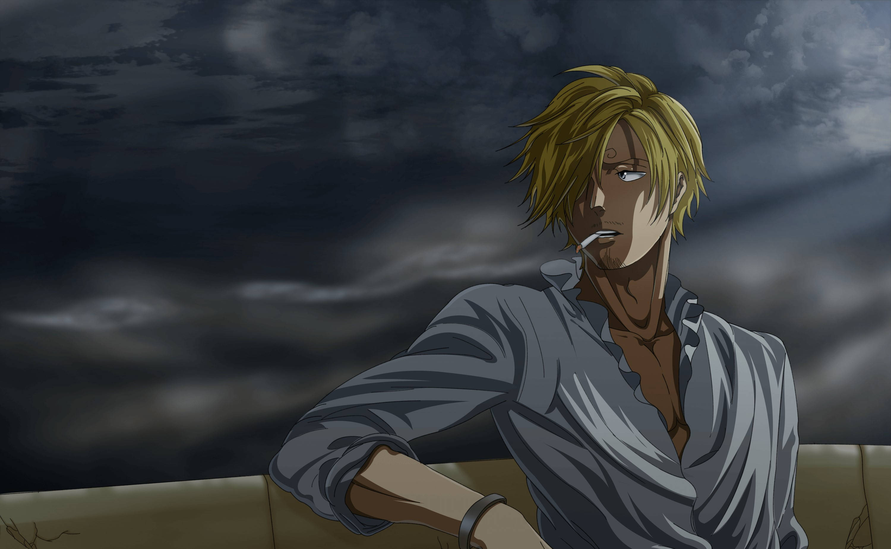 Sanji 桌布 壁紙 — 一個金髮動漫男人叼著煙，靠在欄杆上，背景是風暴灰暗的天空。