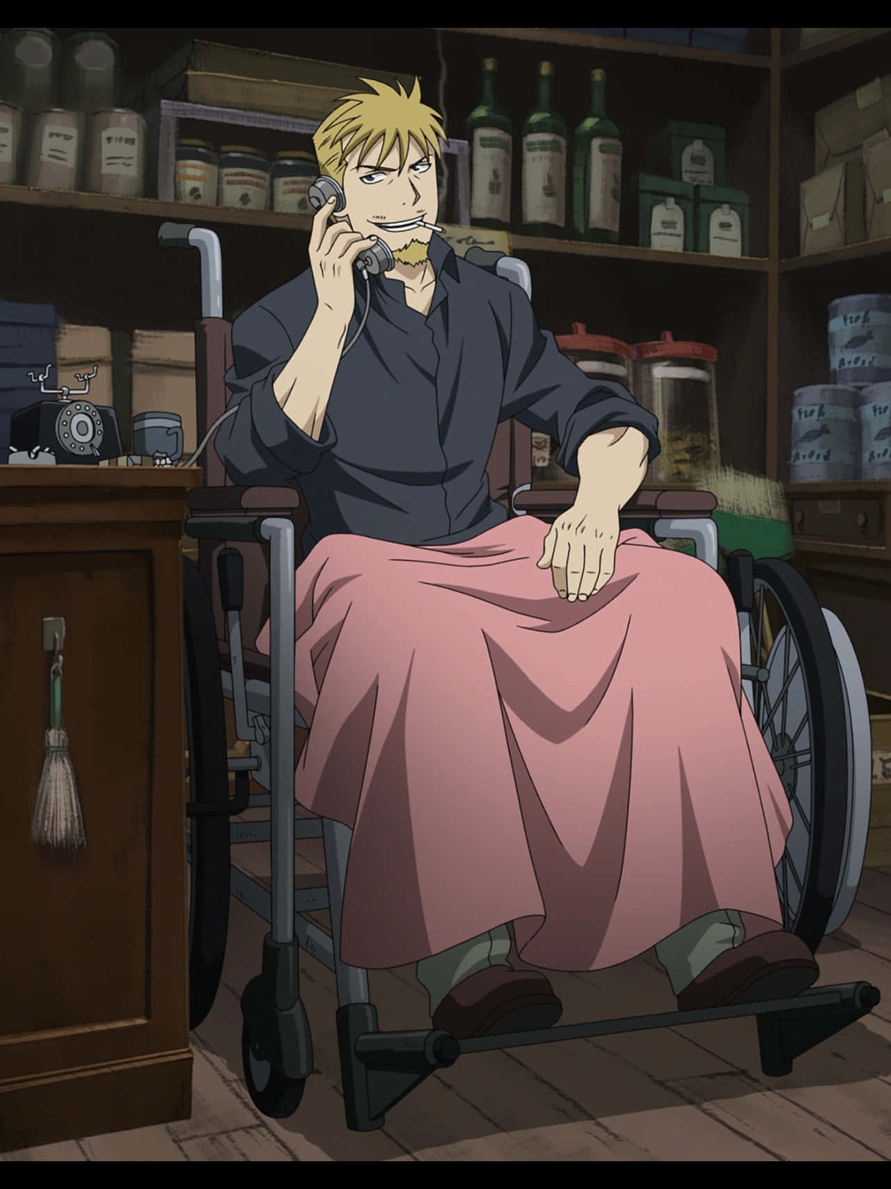 Jean Havoc 桌布 壁紙 — 一個金髮動漫男子坐在輪椅上，在一個堆滿瓶瓶罐罐的雜亂復古店裡講電話。