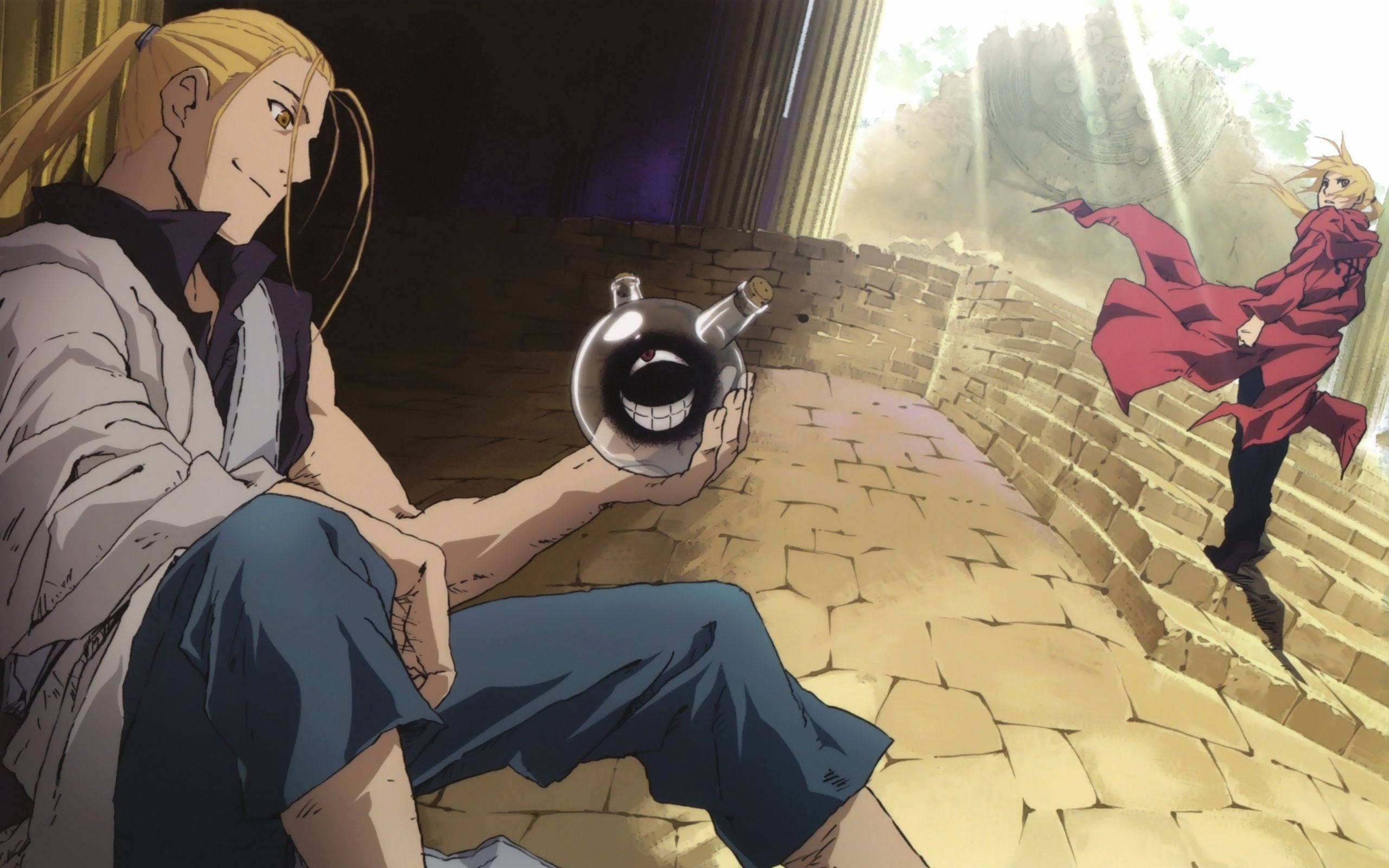 Fullmetal Alchemist 桌布 壁紙 — 一個金髮動漫男子坐著，手持一個咧嘴笑的藥水瓶，另一個穿紅衣的男子正跑上石階朝他而來。