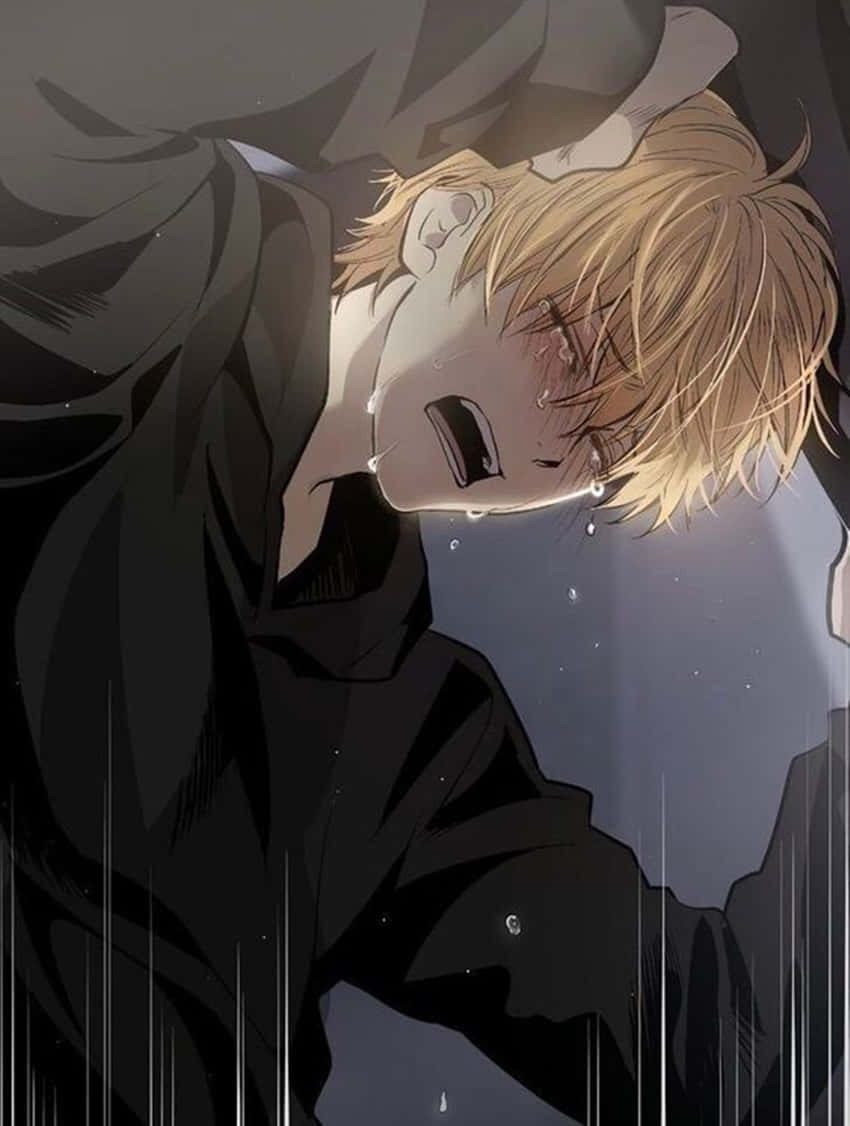 桌布 壁紙 — 一個金髮動漫男孩在雨中戴著深色連帽衫，眼睛發光，淚水成條狀，激烈哭泣。