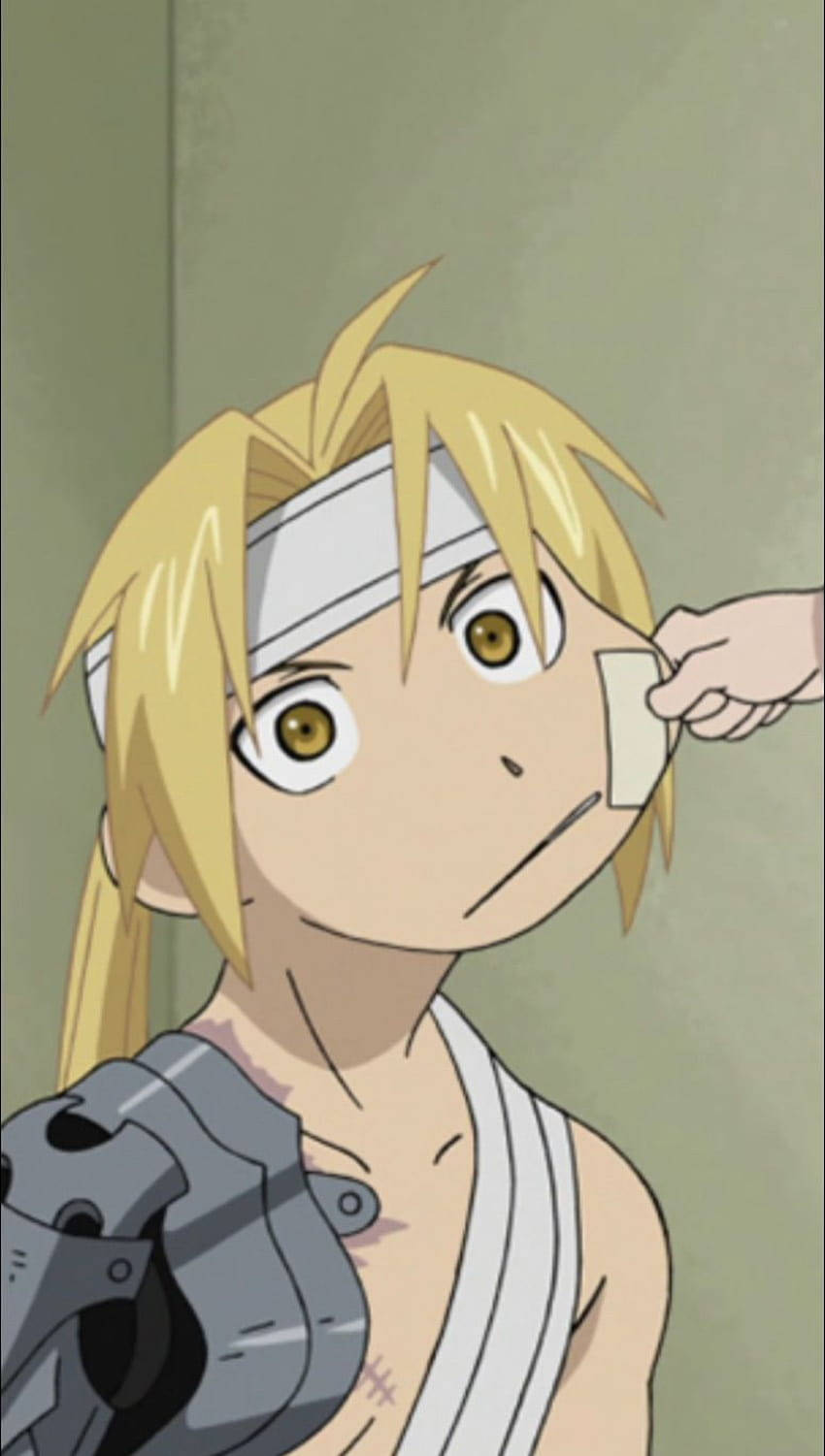 edward elric 桌布 壁紙 — 一個金髮動漫男孩戴著頭帶和手臂護具，當一隻手在他的臉頰上貼上繃帶時，他顯得很驚訝。