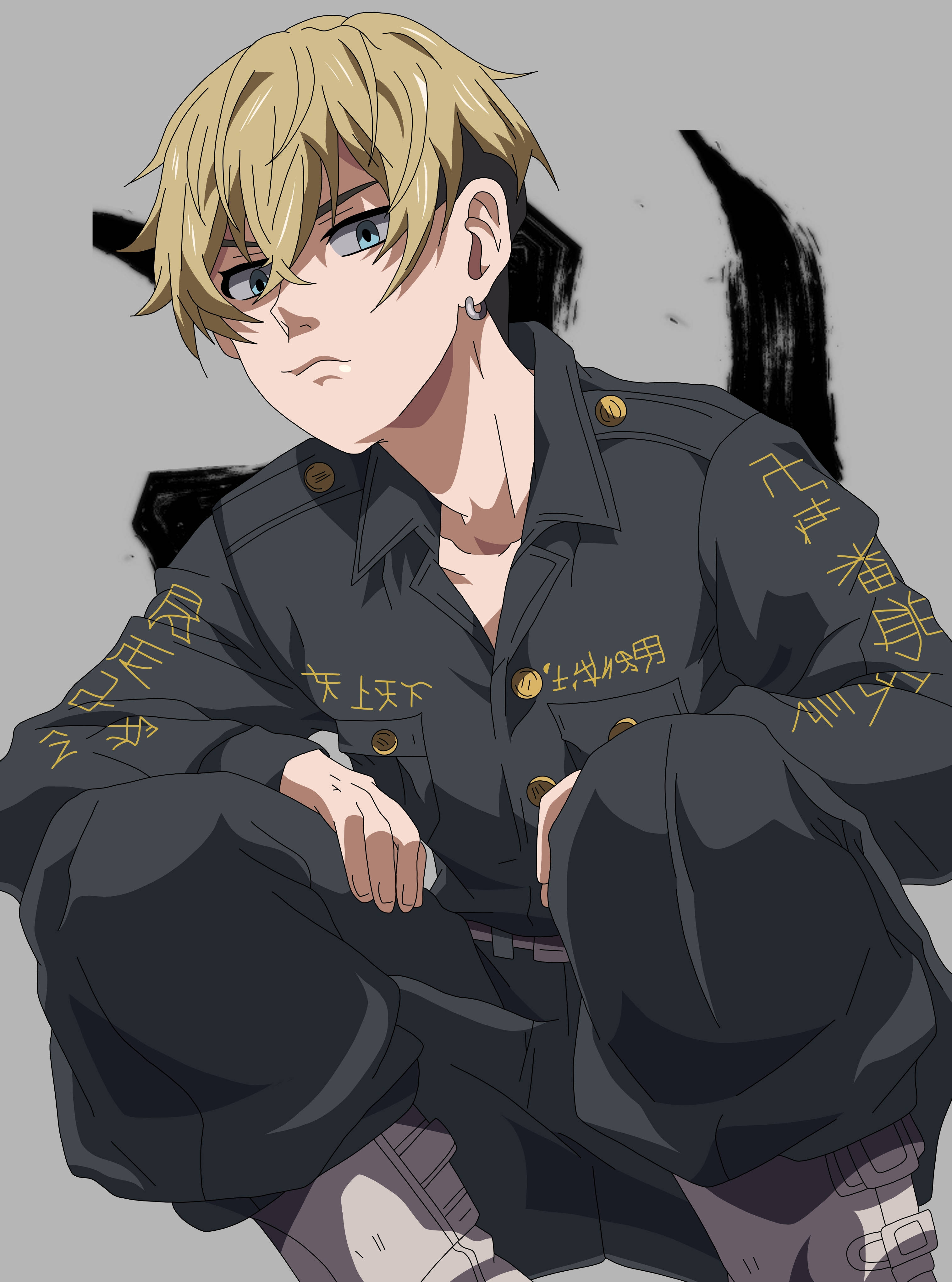 chifuyu matsuno 桌布 壁紙 — 一個金髮動漫男孩穿著深色軍裝風格外套，上面有金色字母，盤腿坐在灰色背景上，帶有黑色筆觸。