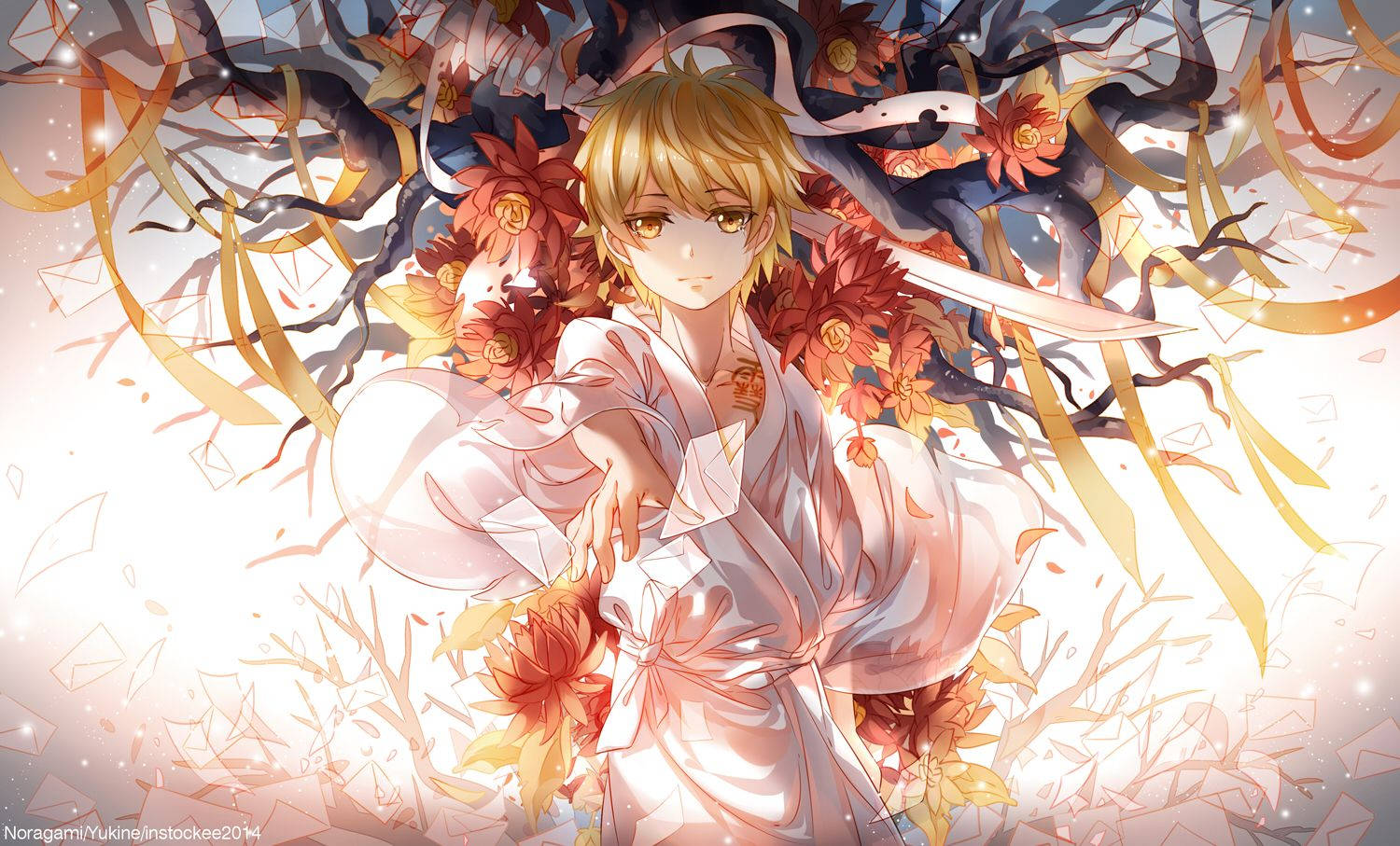 Noragami 桌布 壁紙 — 一個金髮動漫男孩穿著白色長袍，站在明亮的燈光下，周圍是旋轉的秋葉和金色絲帶。