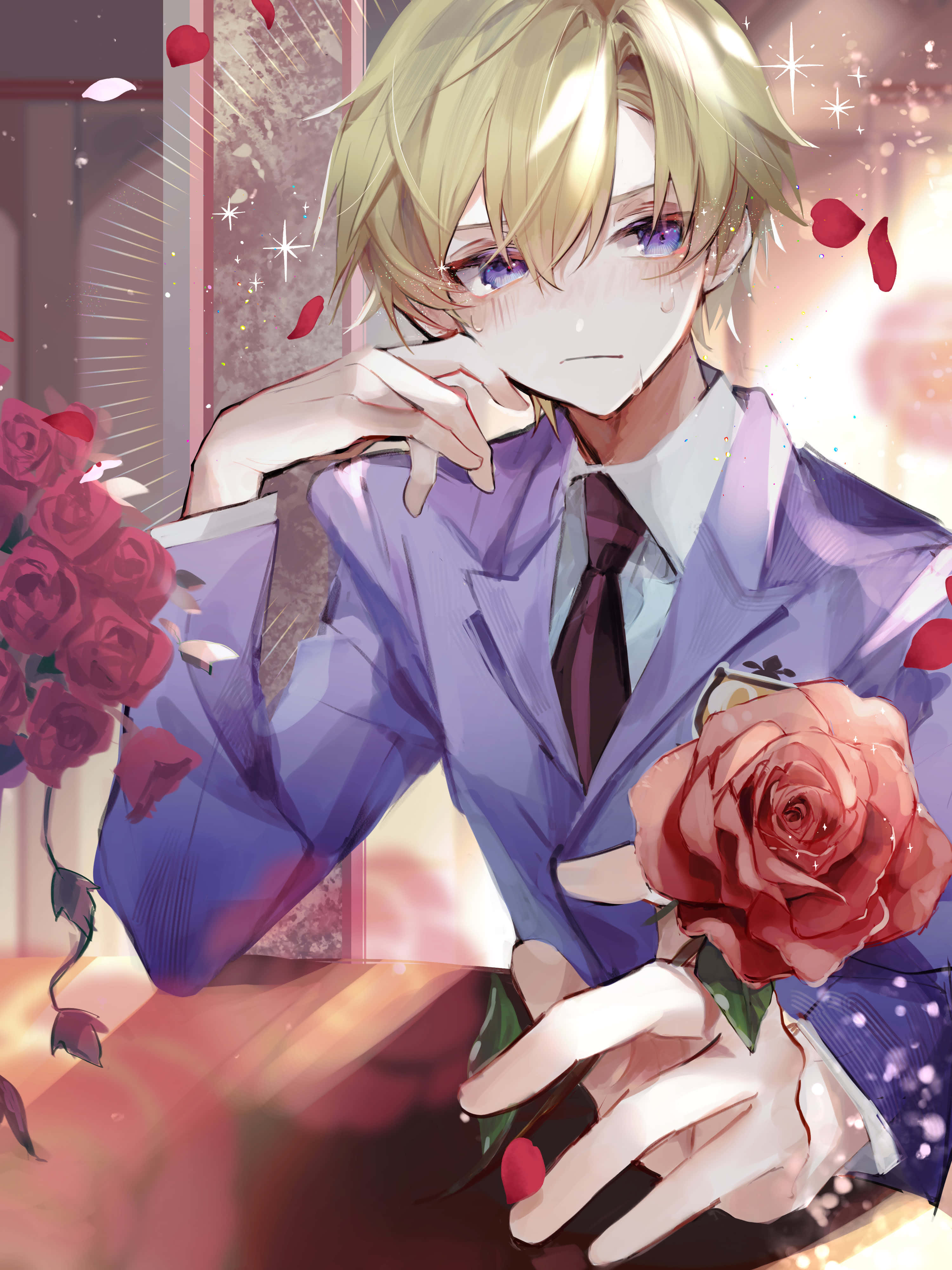 Tamaki Suoh 桌布 壁紙 — 一個金髮動漫男孩穿著紫色西裝，手持紅玫瑰，花瓣在他周圍飄落，場景溫暖發光。