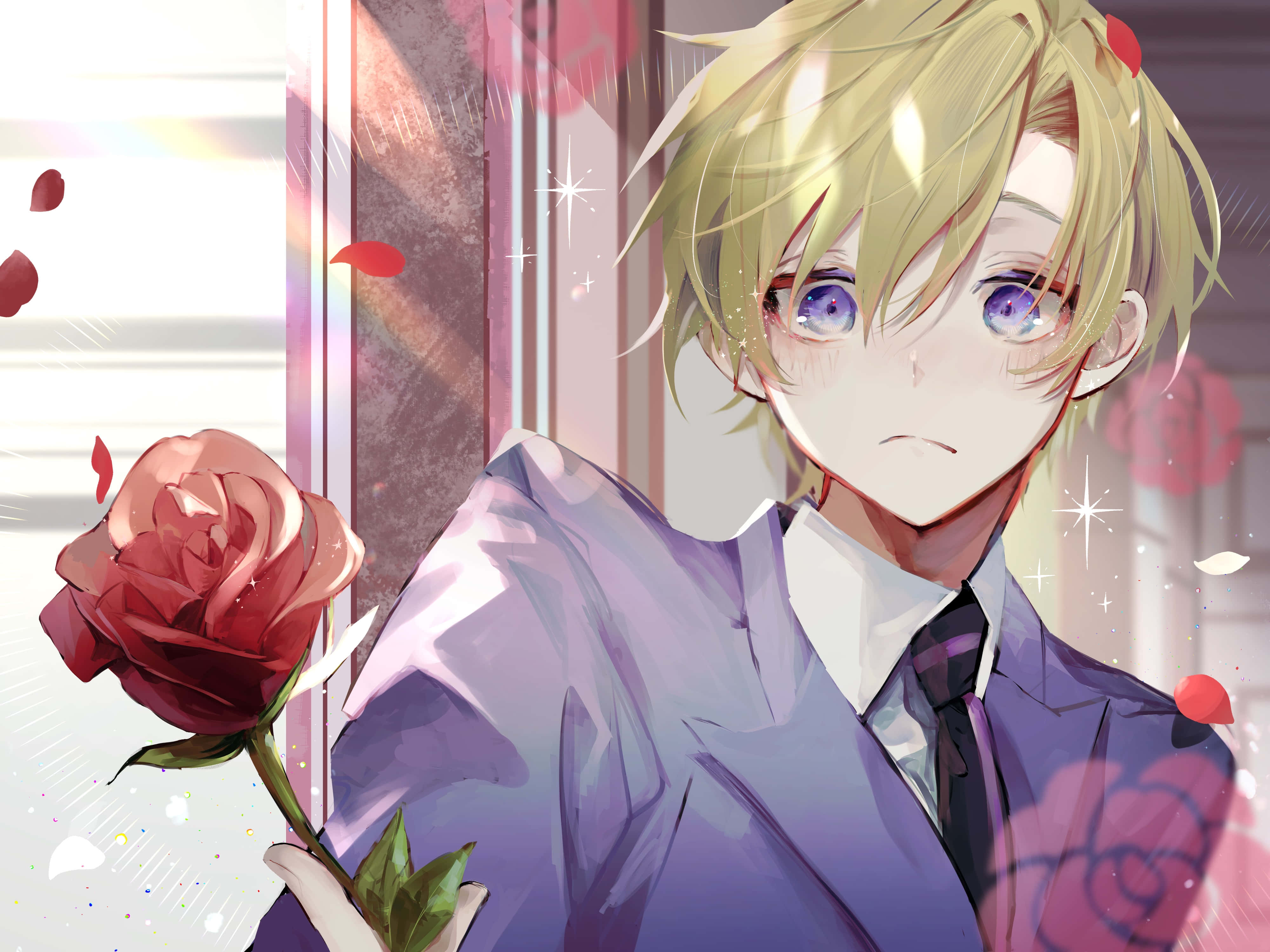 Tamaki Suoh 桌布 壁紙 — 一個金髮動漫男孩穿著紫色西裝，手持紅玫瑰，花瓣在柔和的光芒中飄浮在他周圍。