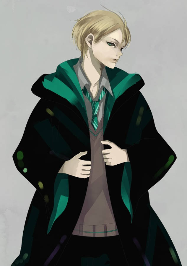 draco 桌布 壁紙 — 一個金髮動漫男孩穿著綠色和黑色校服，雙手放在胸前，站在純灰色背景前。