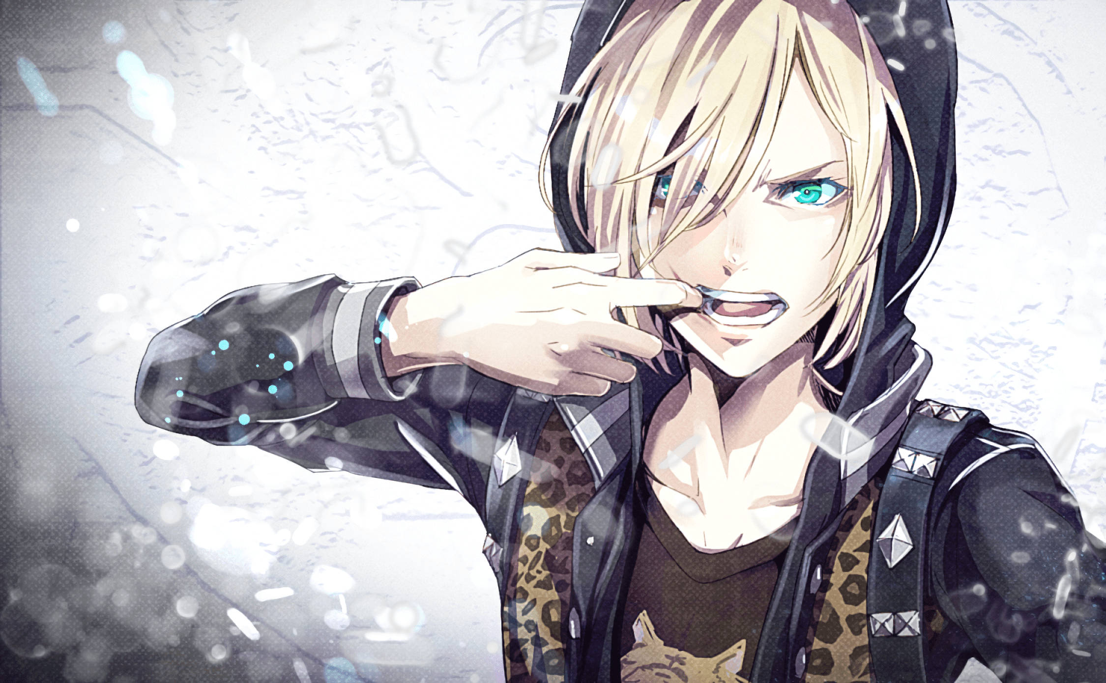 yuri 桌布 壁紙 — 一個金髮動漫男孩穿著連帽衫，在雪景背景下露出頑皮的笑容指著自己的嘴巴。