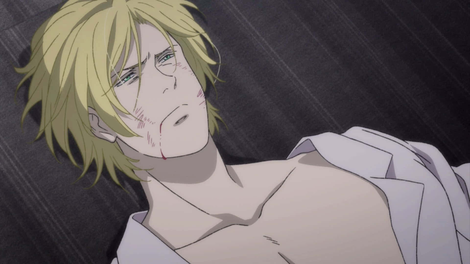 Banana Fish 桌布 壁紙 — 一個金髮動漫男性，臉上帶血，赤裸上身躺在深色紋理表面上，因疼痛或疲憊而閉著眼睛。