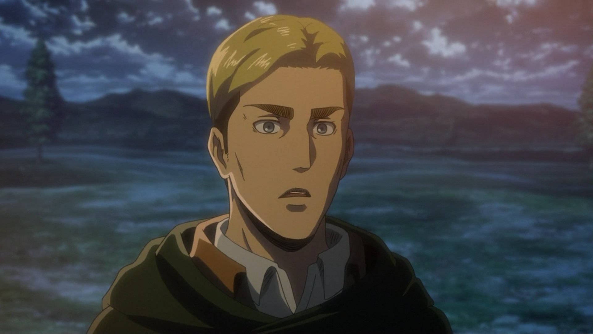 Erwin 桌布 壁紙 — 一個金髮動漫男性角色帶著震驚的表情站在暮色湖前，背景有遠山和一棵孤獨的松樹。