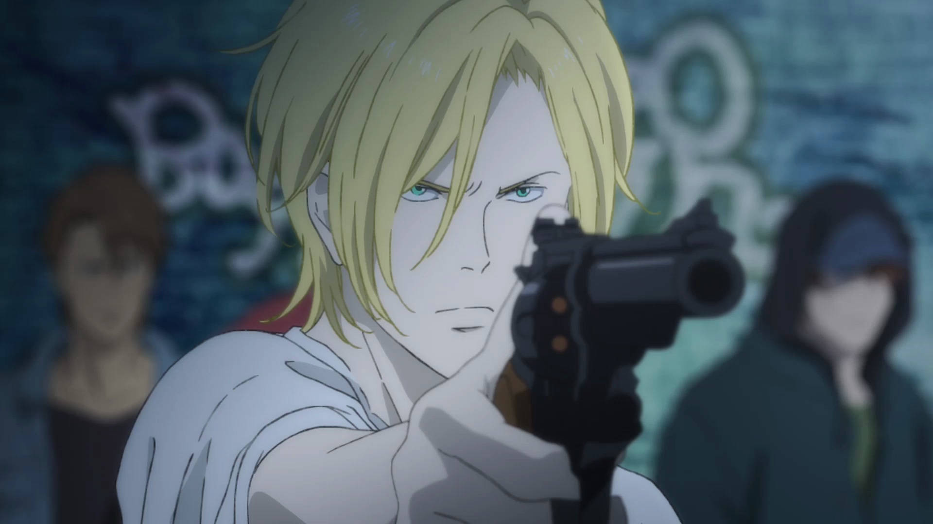 Banana Fish 桌布 壁紙 — 一個金髮動漫角色，擁有強烈的藍色眼睛，在塗鴉覆蓋的牆前直接用手槍瞄準觀眾。