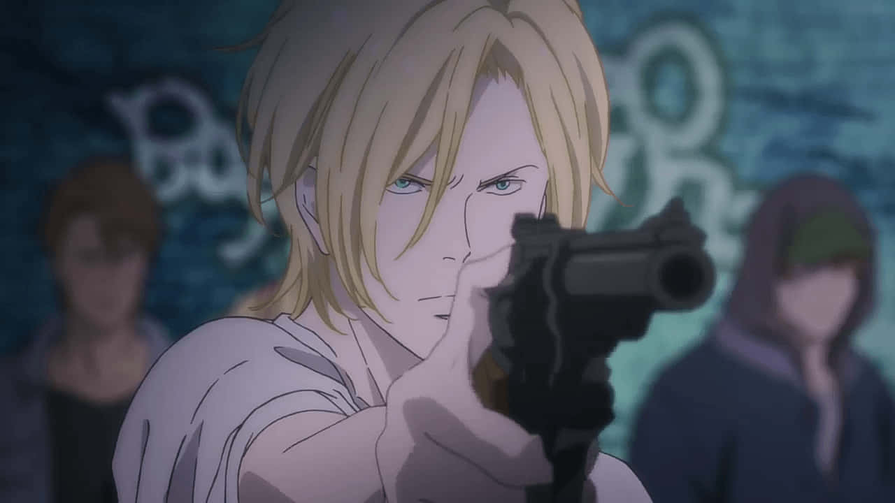 Banana Fish 桌布 壁紙 — 一個金髮動漫角色在夜間專注地用槍瞄準一幅佈滿塗鴉的牆壁。